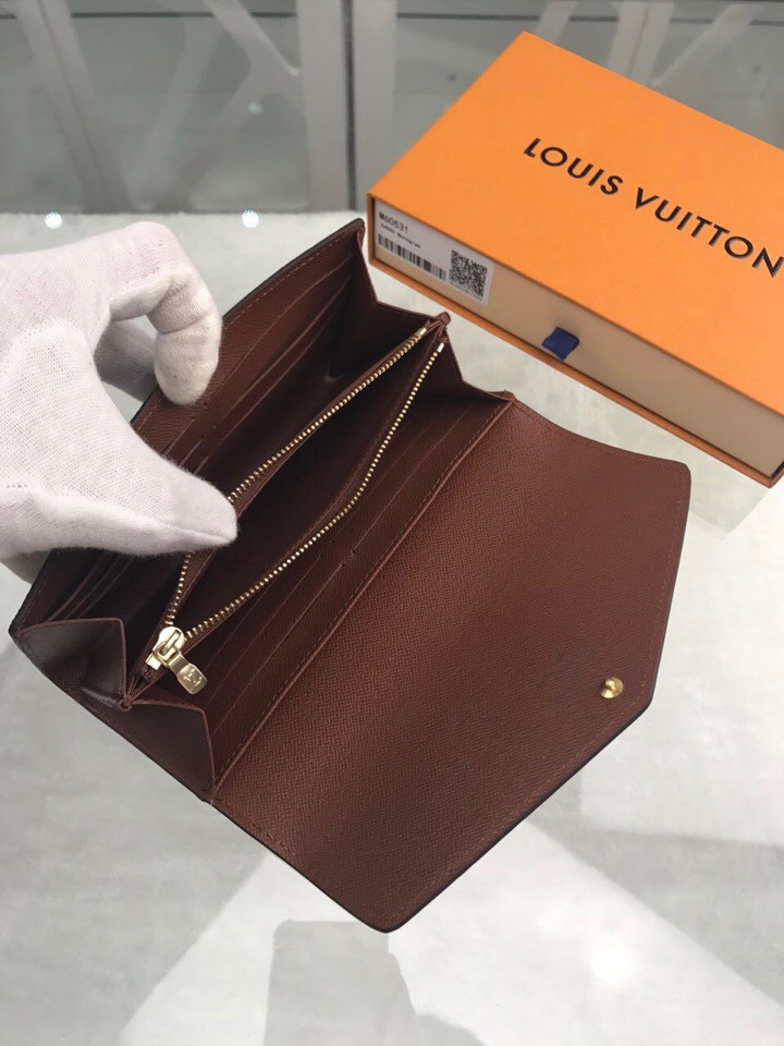 l**is V*t*n wallet