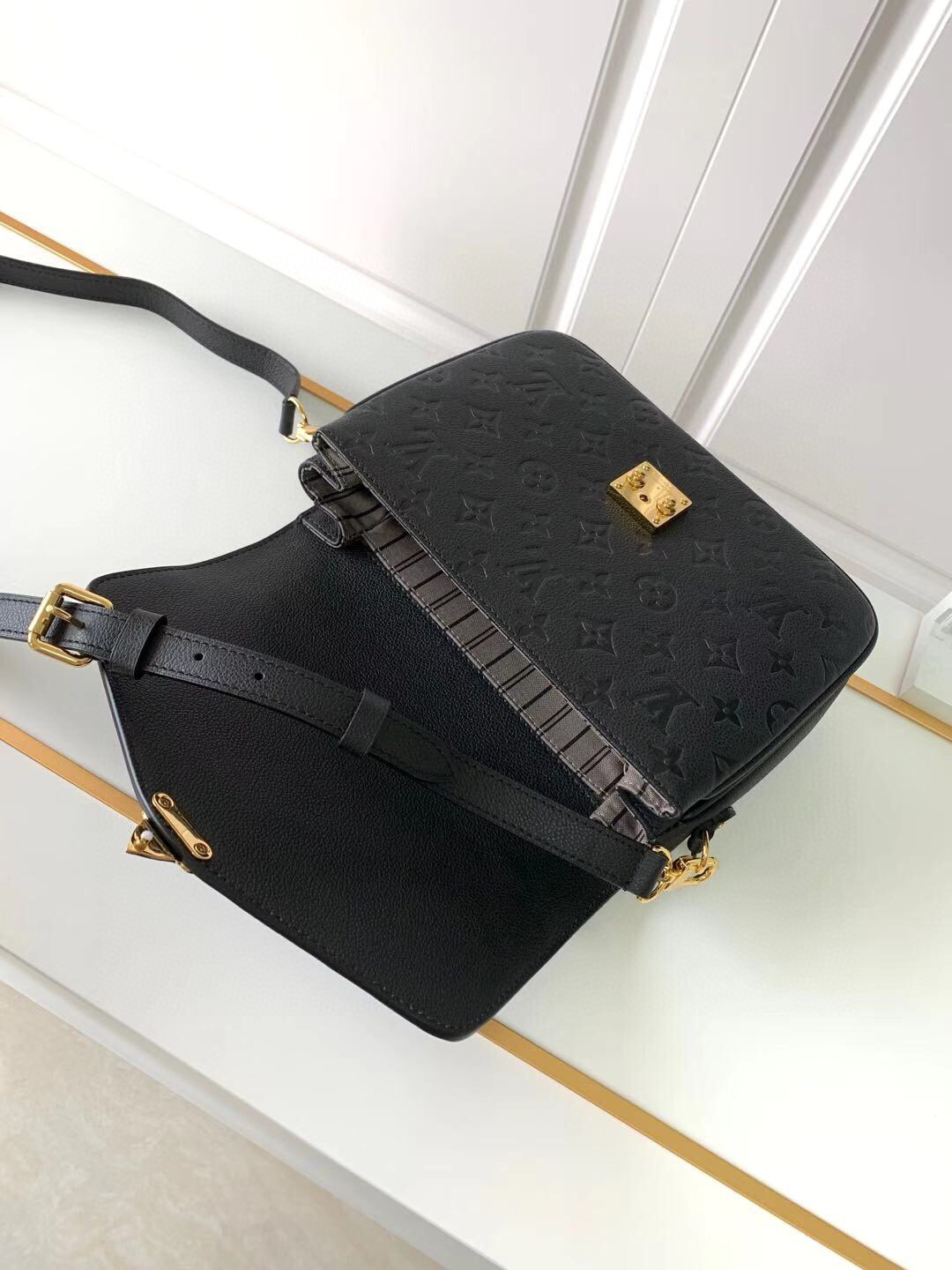 l**is V*t*n pochette metis