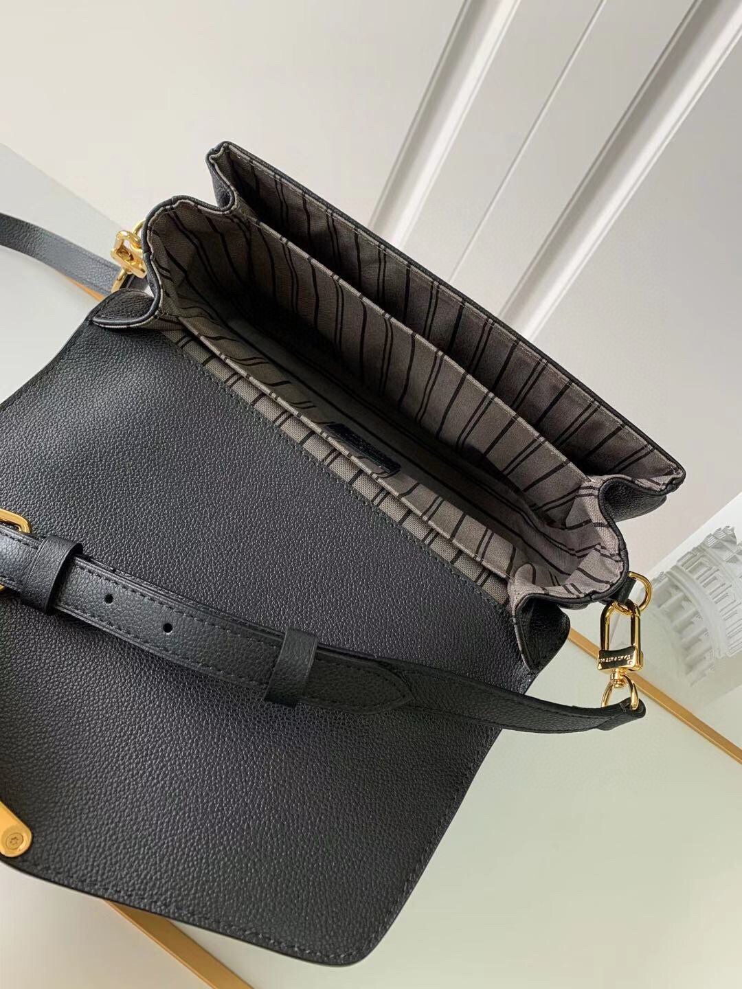 l**is V*t*n pochette metis
