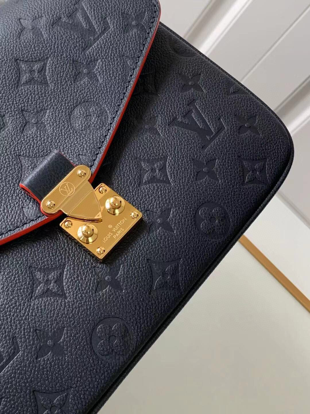 l**is V*t*n pochette metis