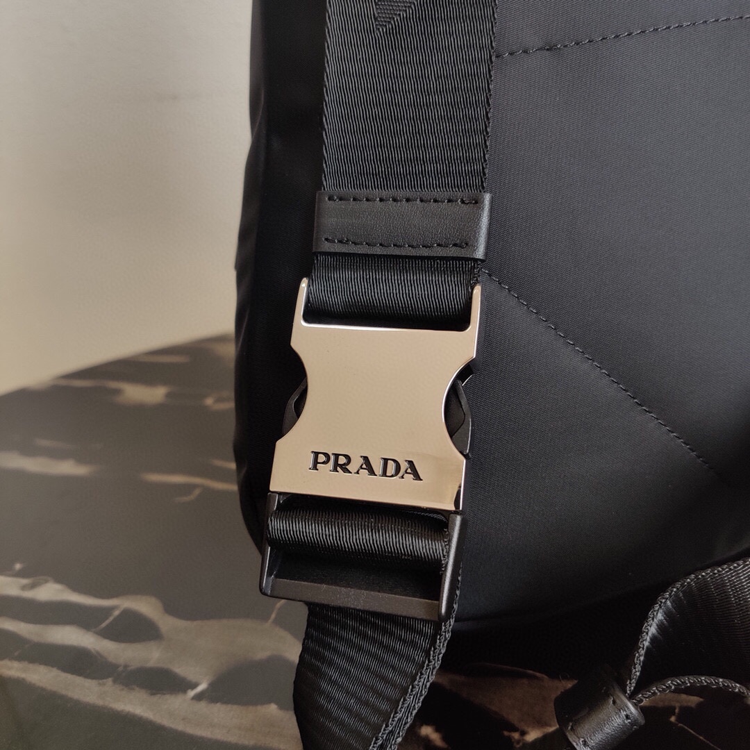 Pra*a chest bag