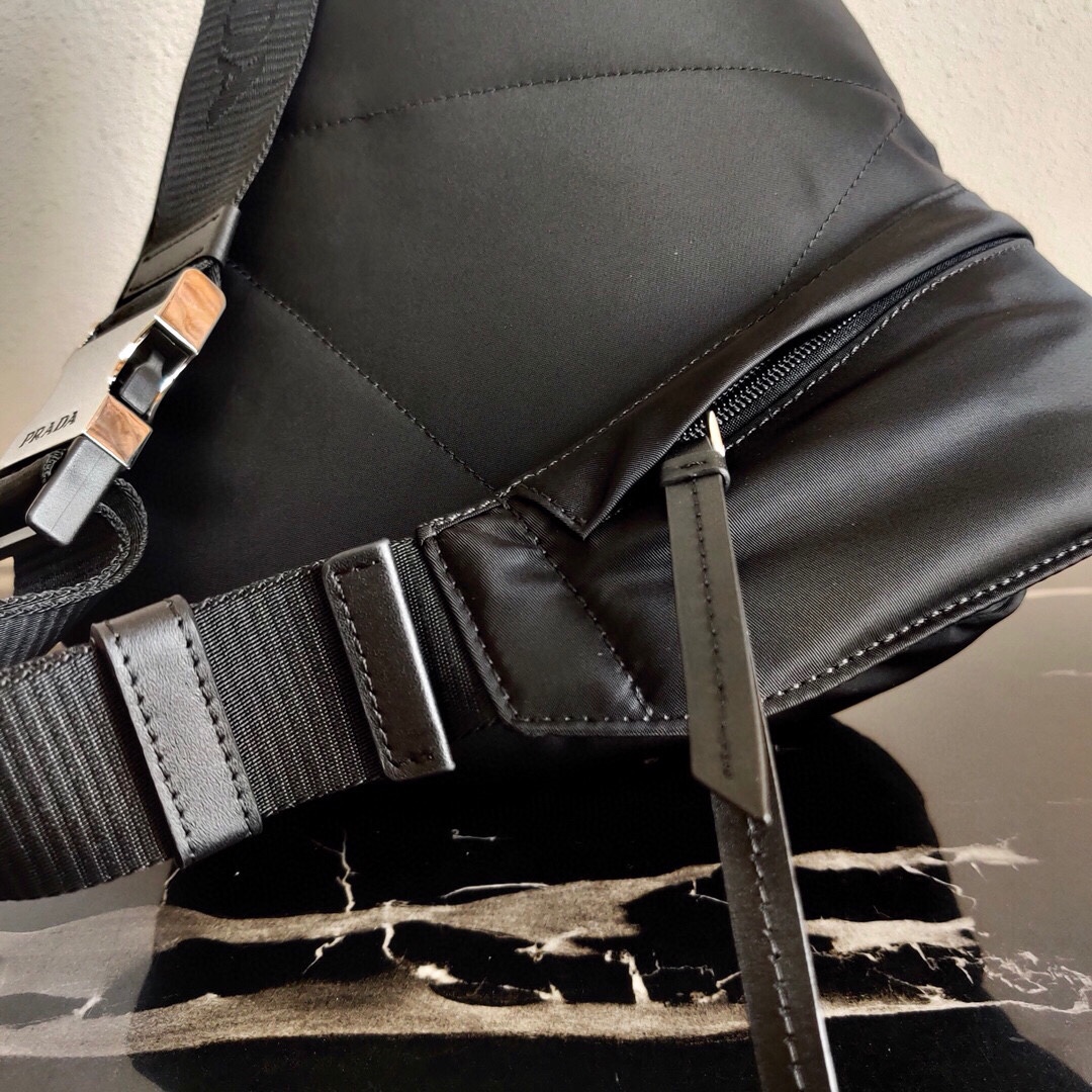 Pra*a chest bag