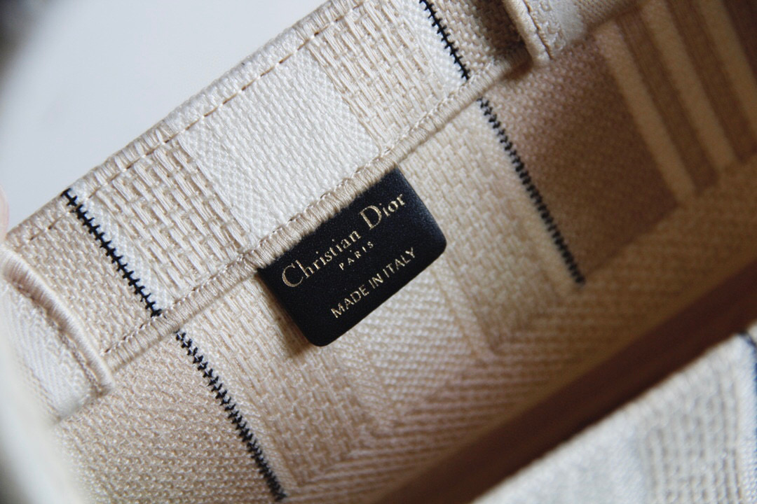 D*or book tote