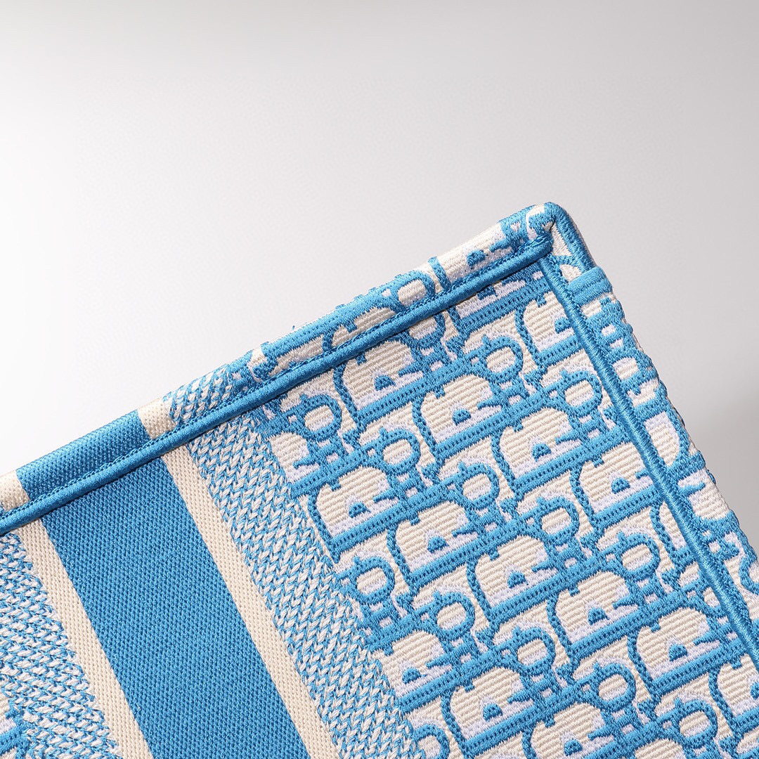 D*or book tote