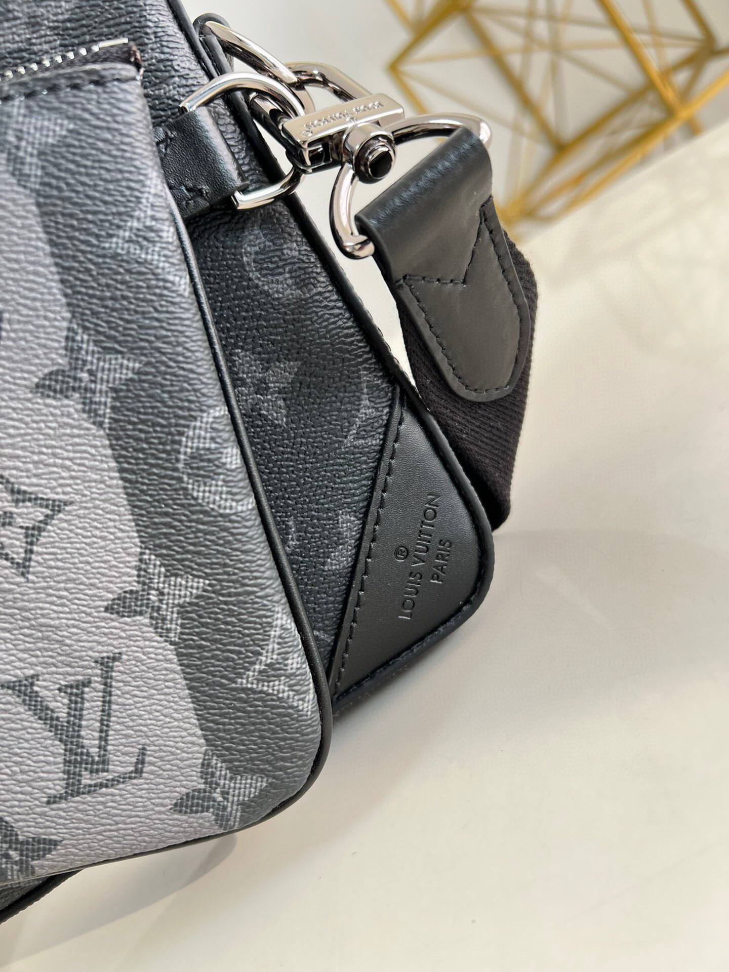 l**is V*t*n trio messenger bag