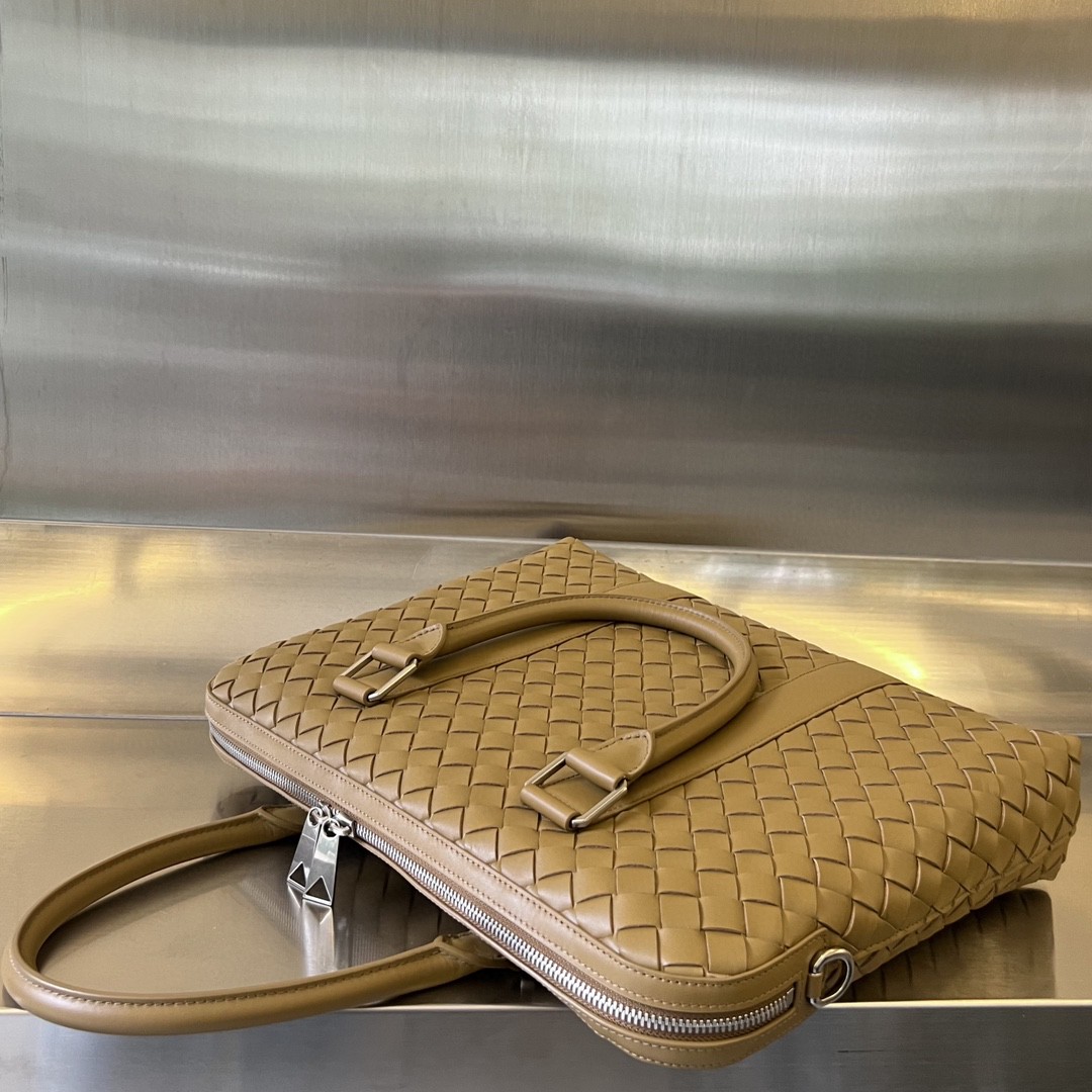 bo*te*ga Ve*ne*ta bv slim intrecciato briefcase