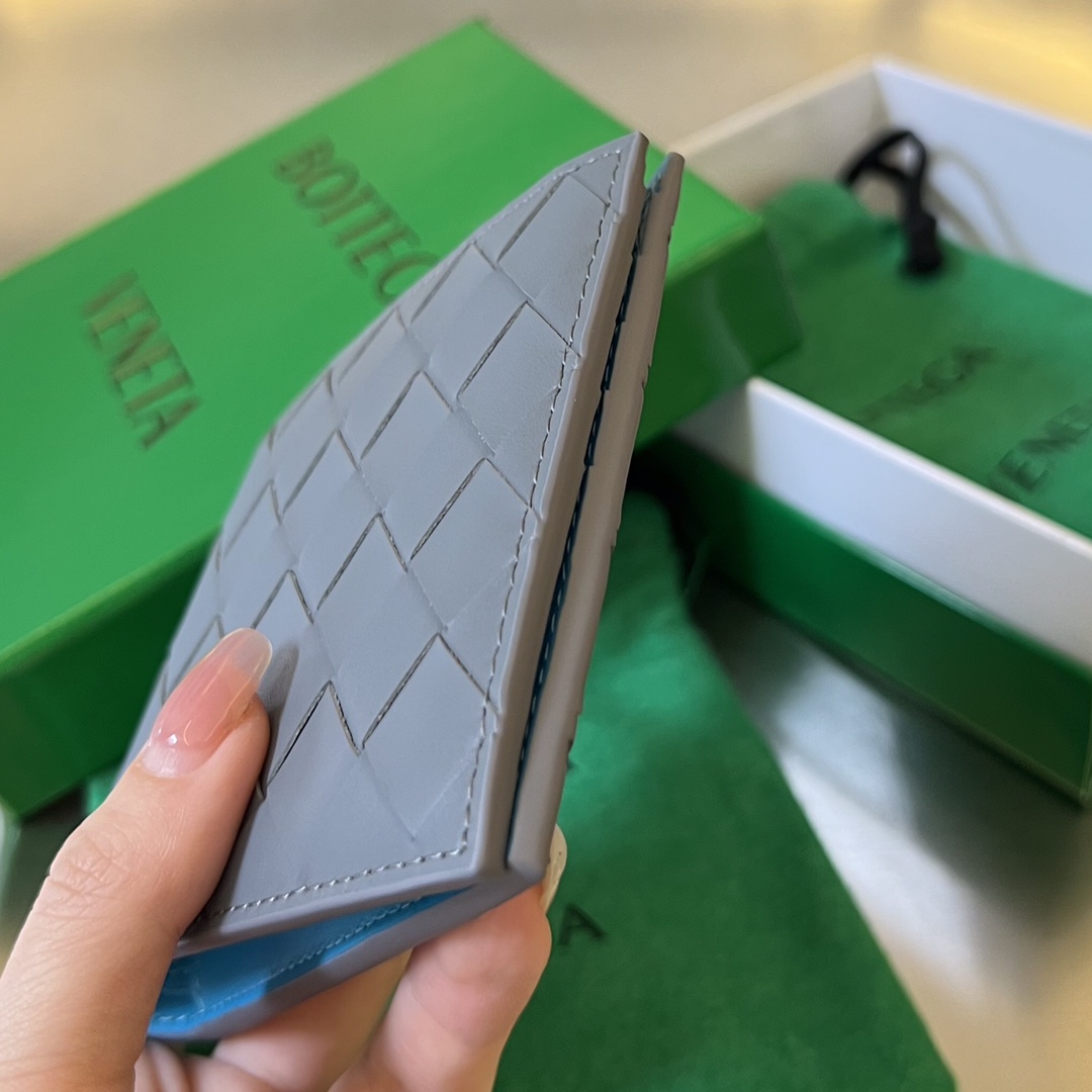 bo*te*ga Ve*ne*ta intrecciato bi-fold wallet