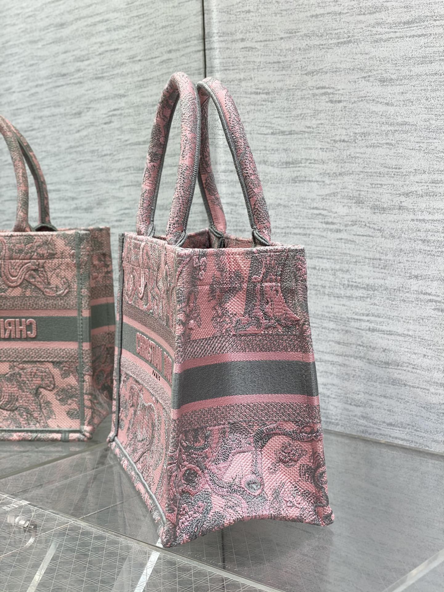 small D*or book tote