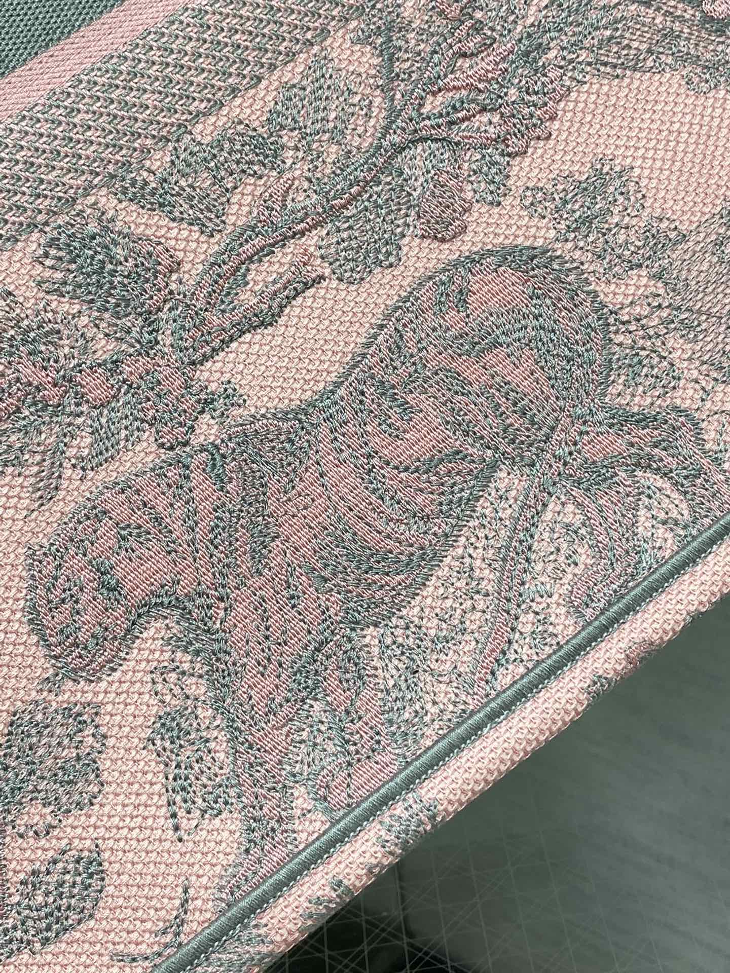 large D*or book tote