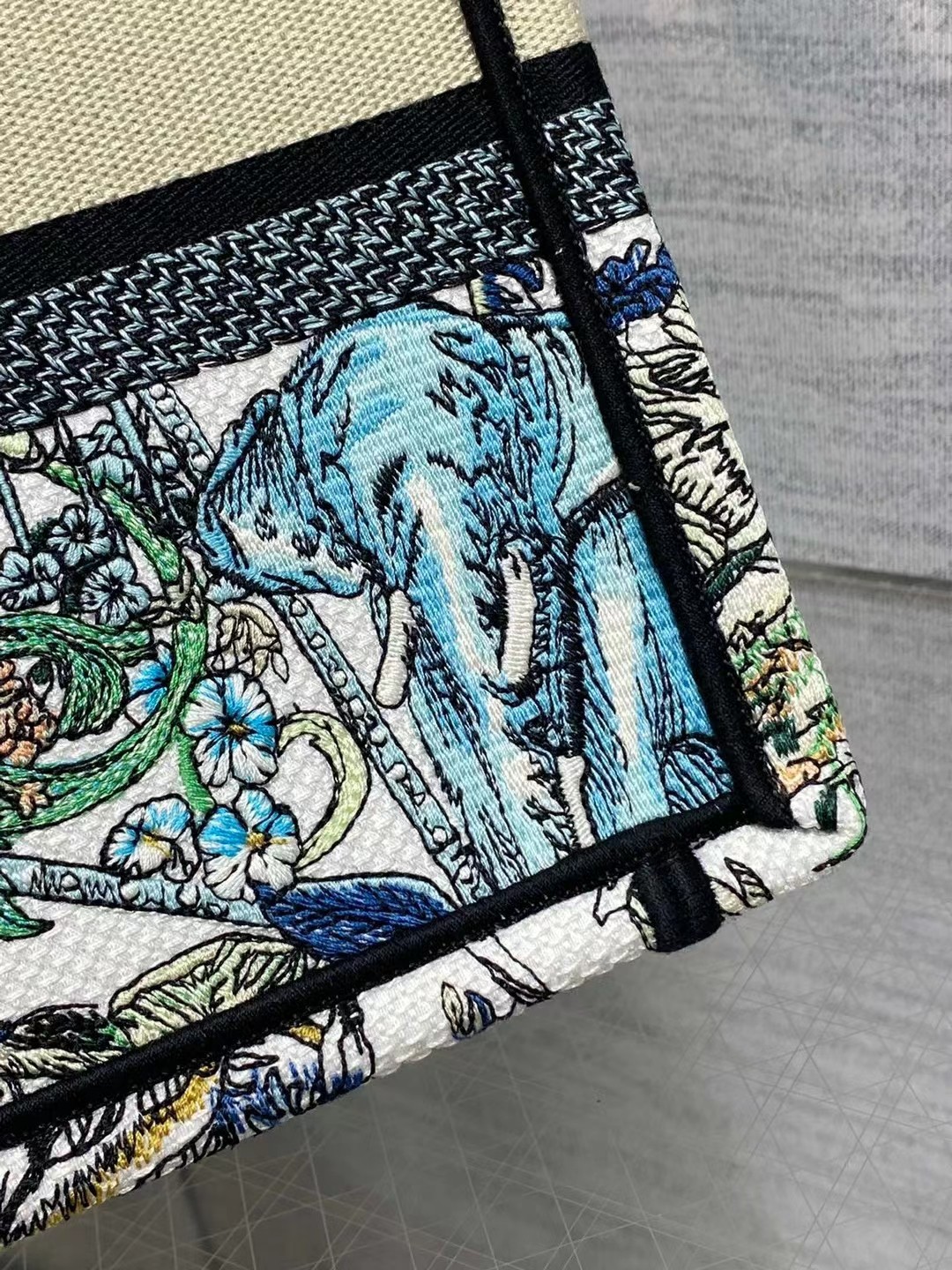 small D*or book tote