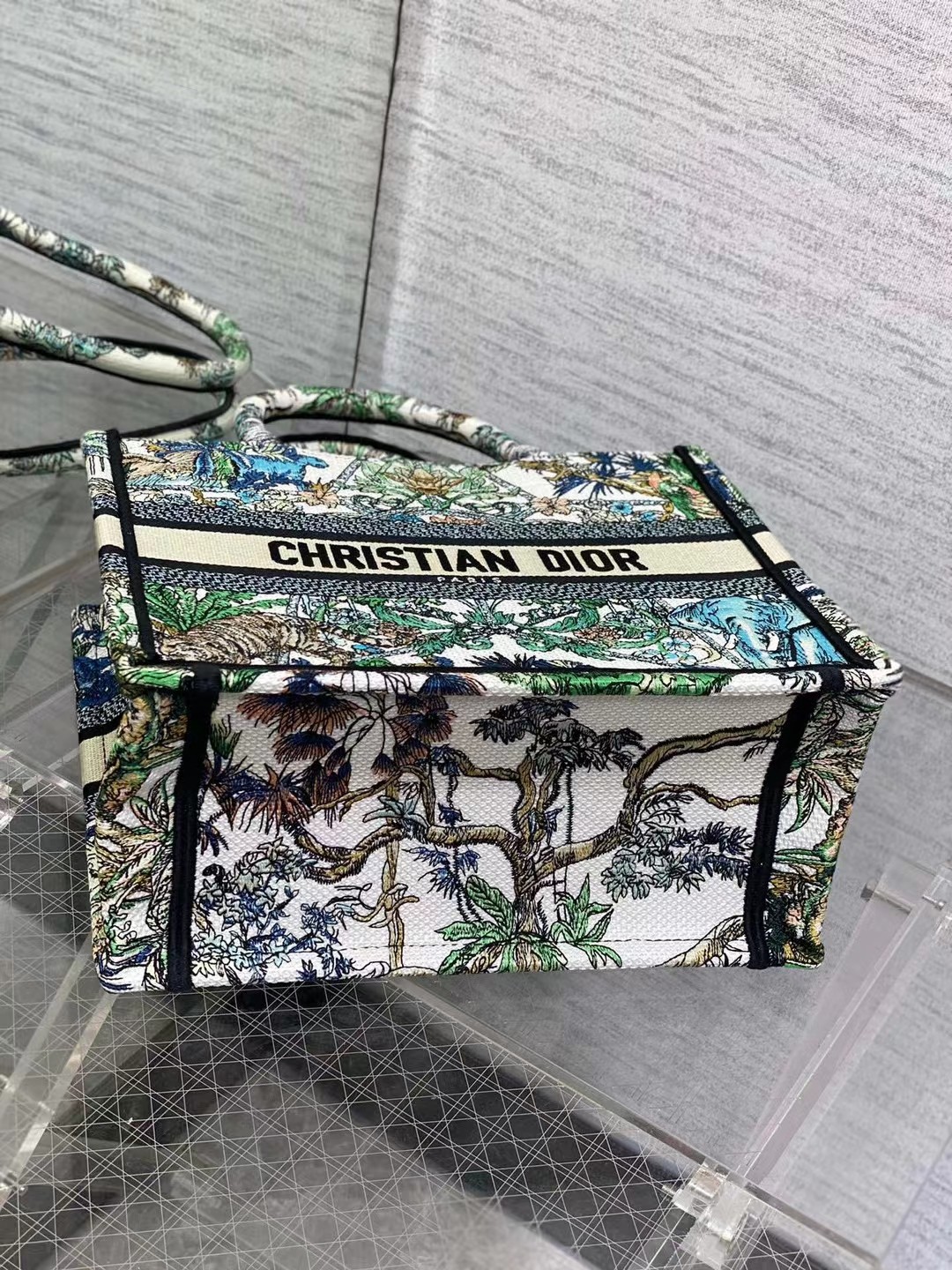 small D*or book tote