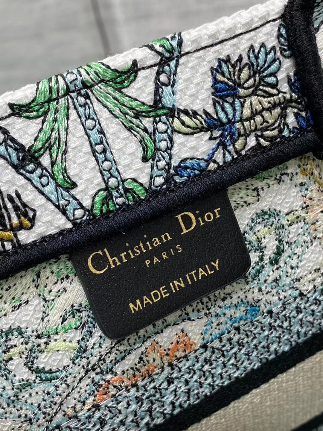 small D*or book tote