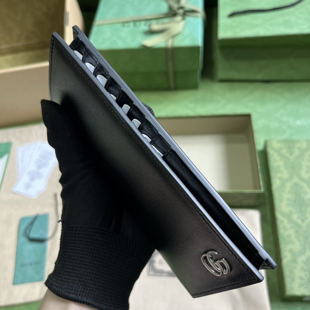 G*u*i long wallet