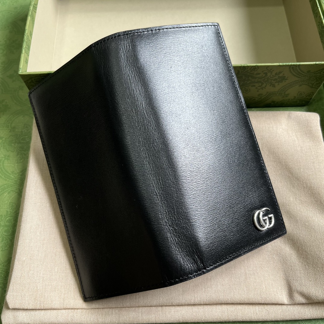 G*u*i long wallet