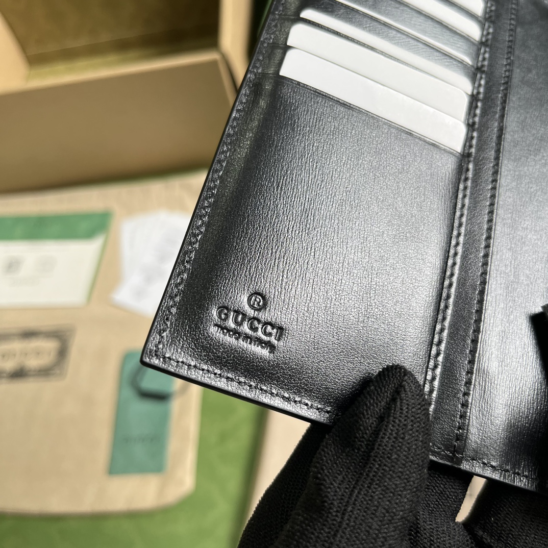 G*u*i long wallet