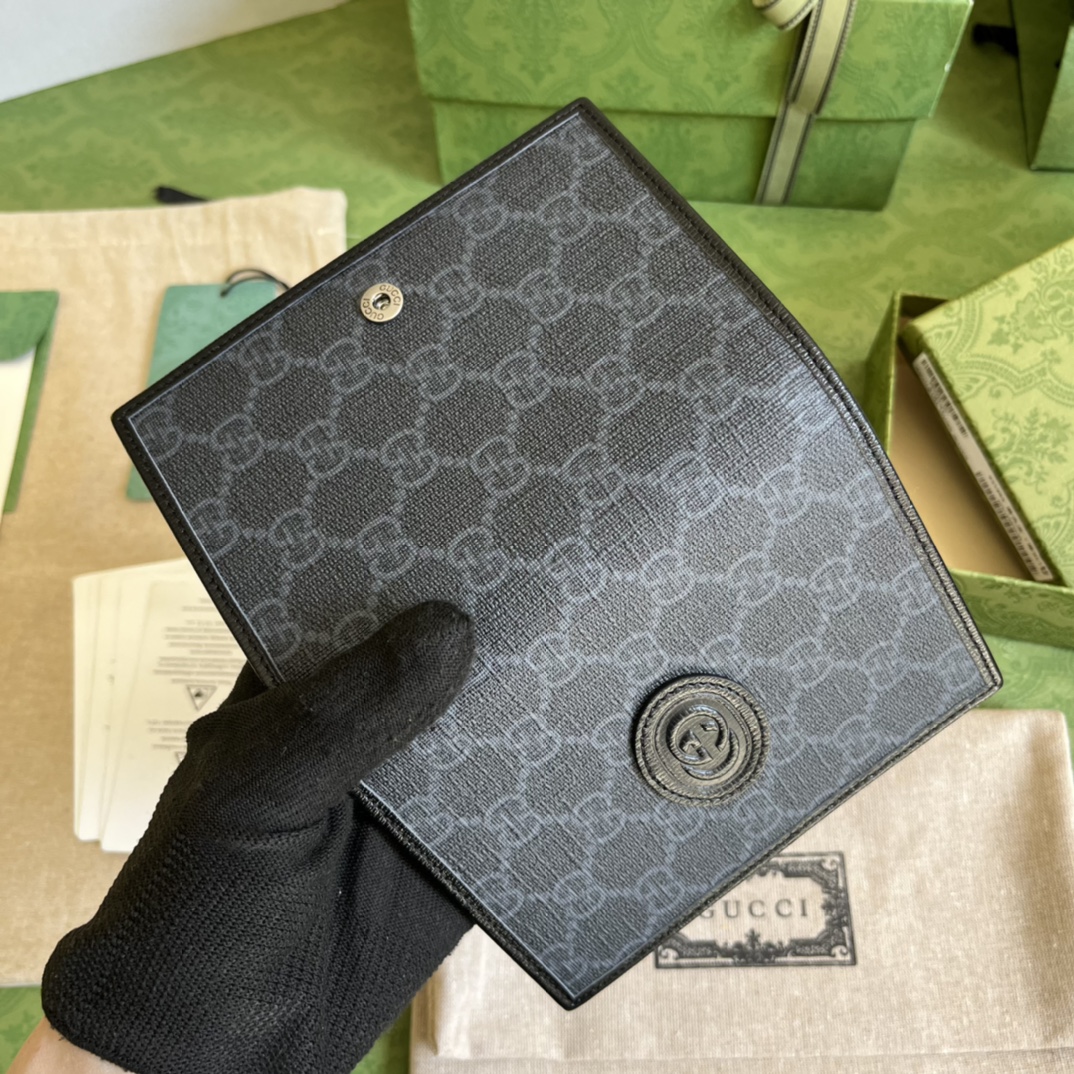 G*u*i gg passport case with interlocking g