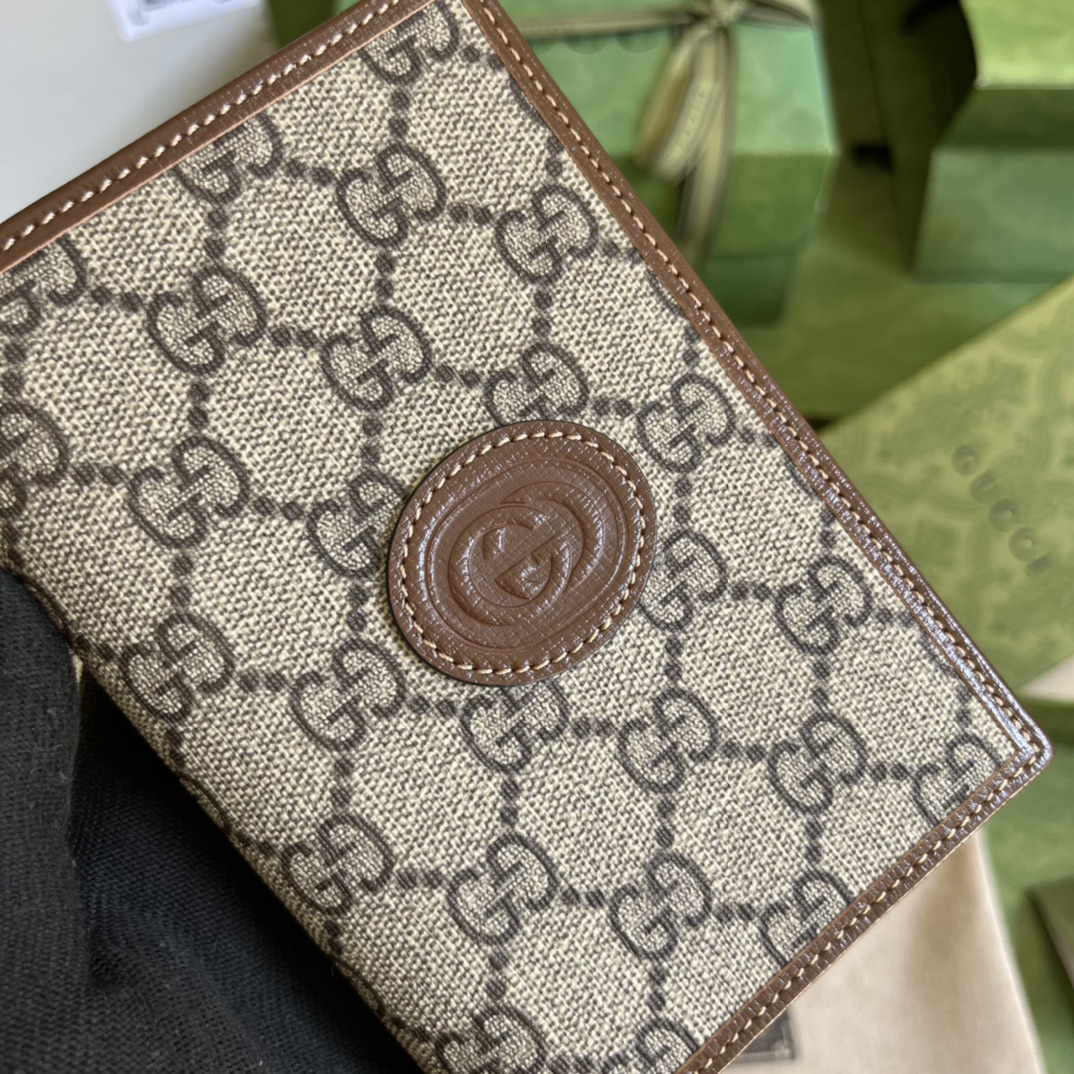 G*u*i gg passport case with interlocking g