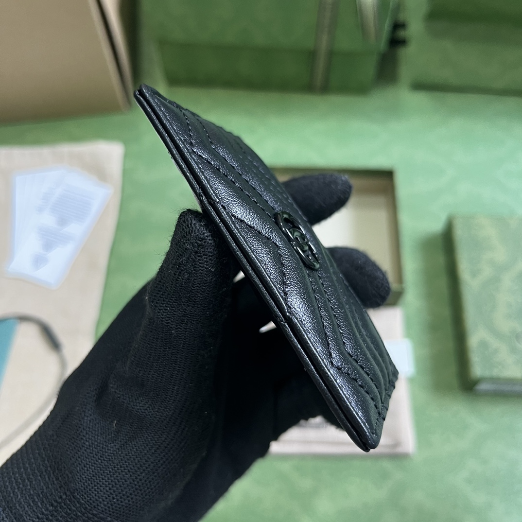 G*u*i card holder