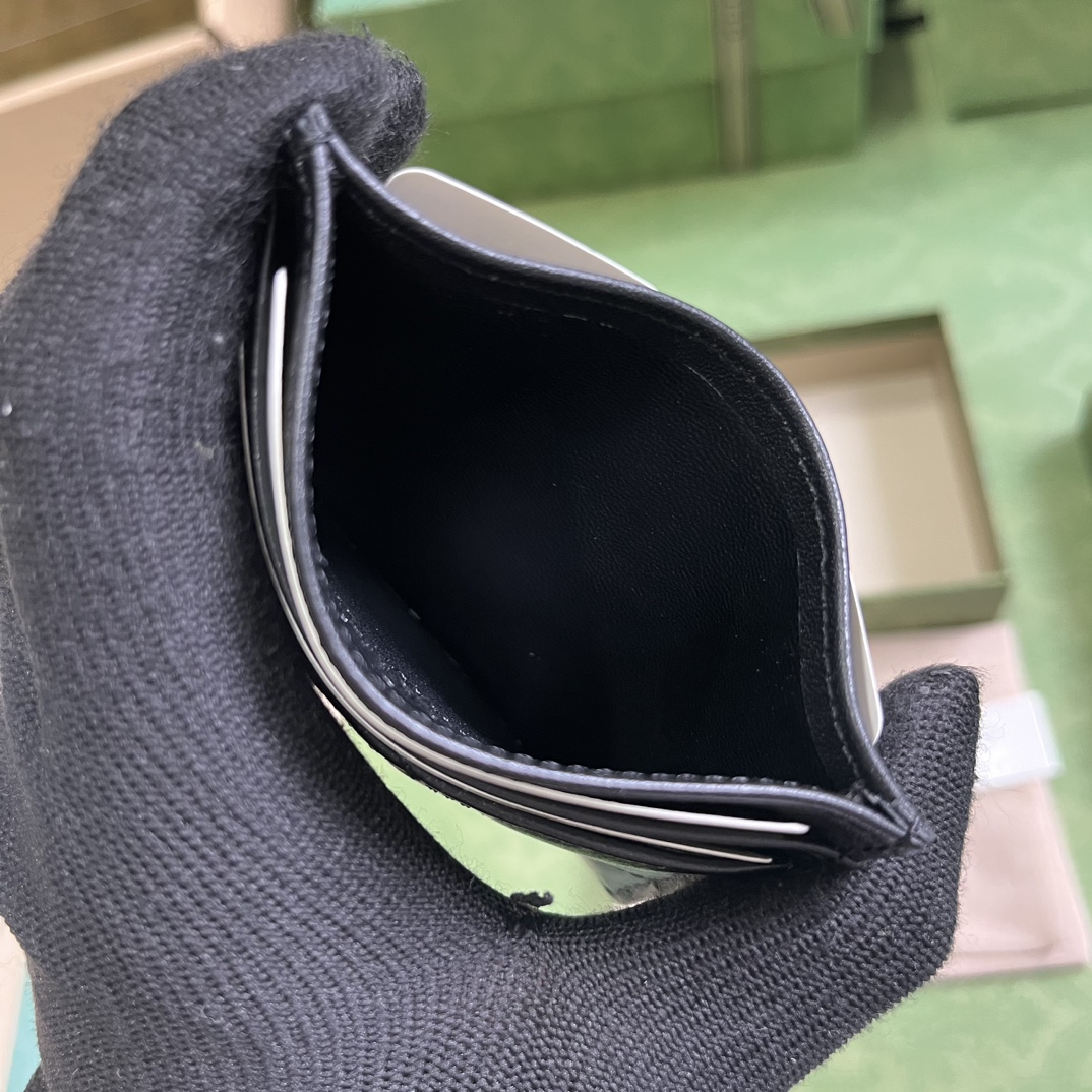 G*u*i card holder