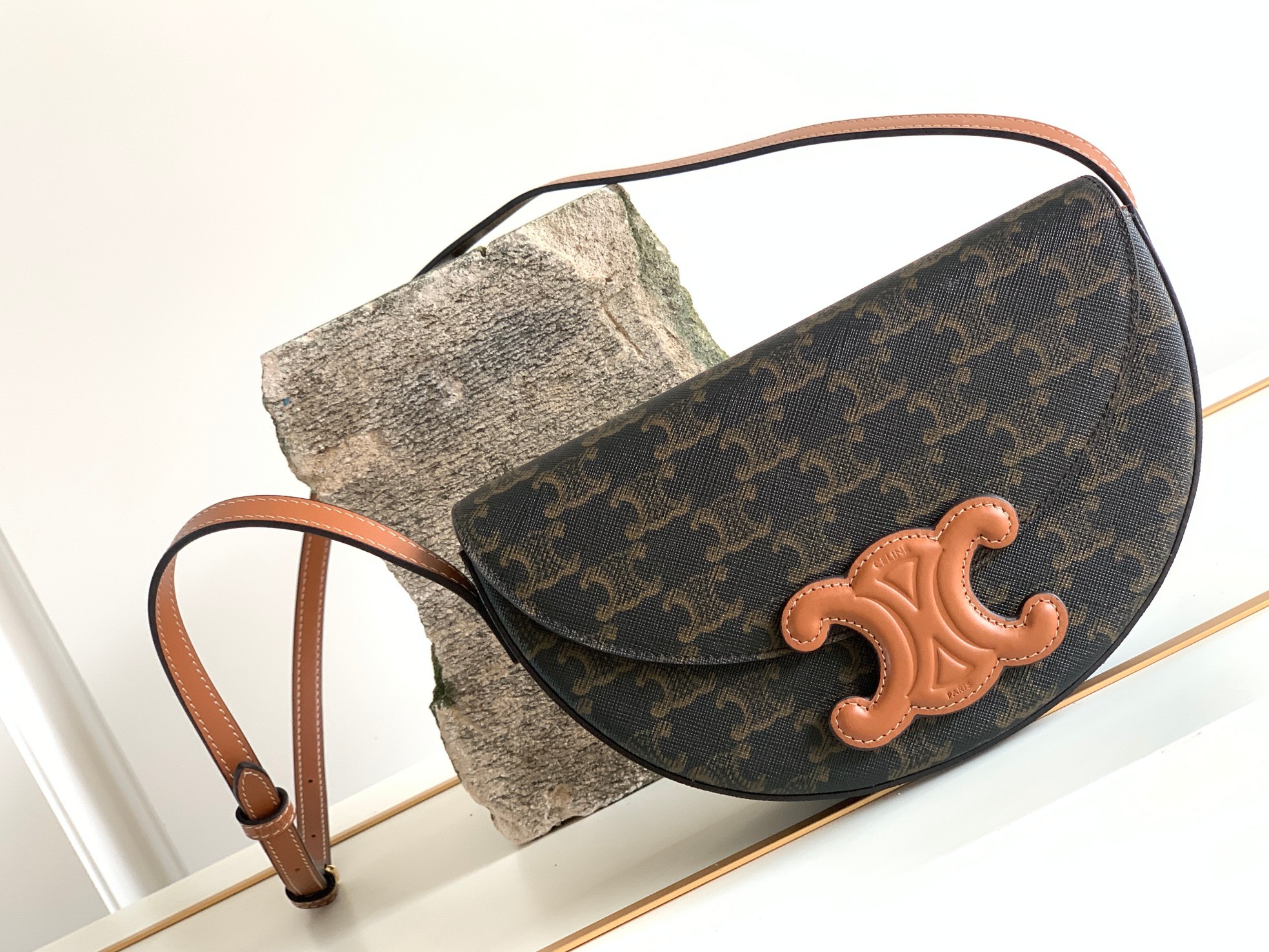 Ce**e besace cuir triomphe