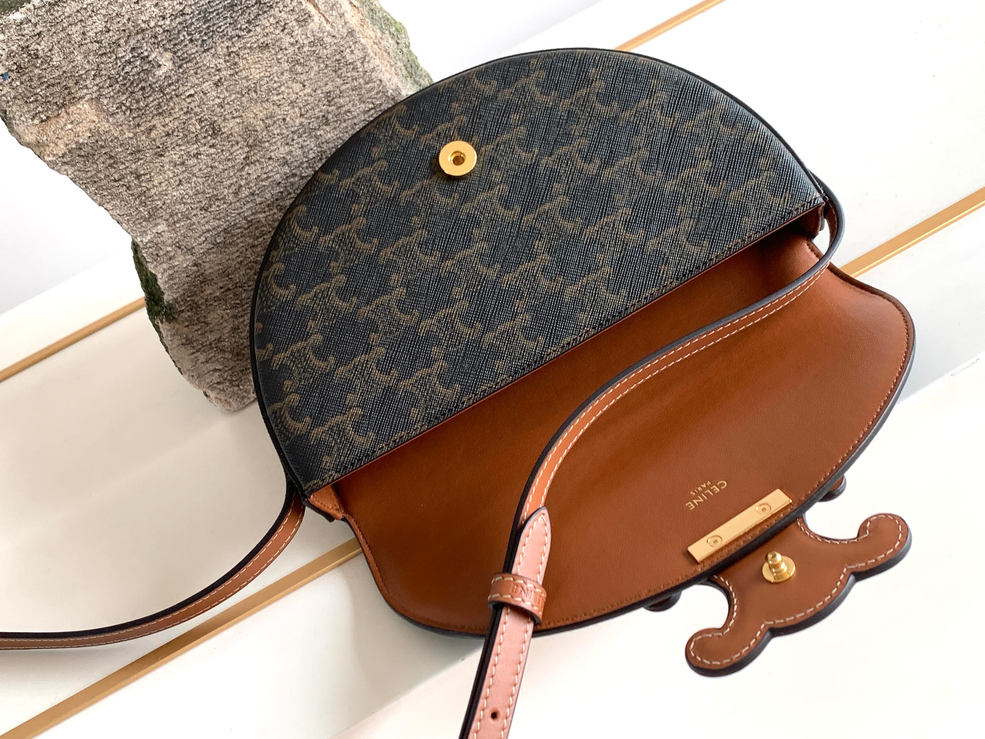 Ce**e besace cuir triomphe
