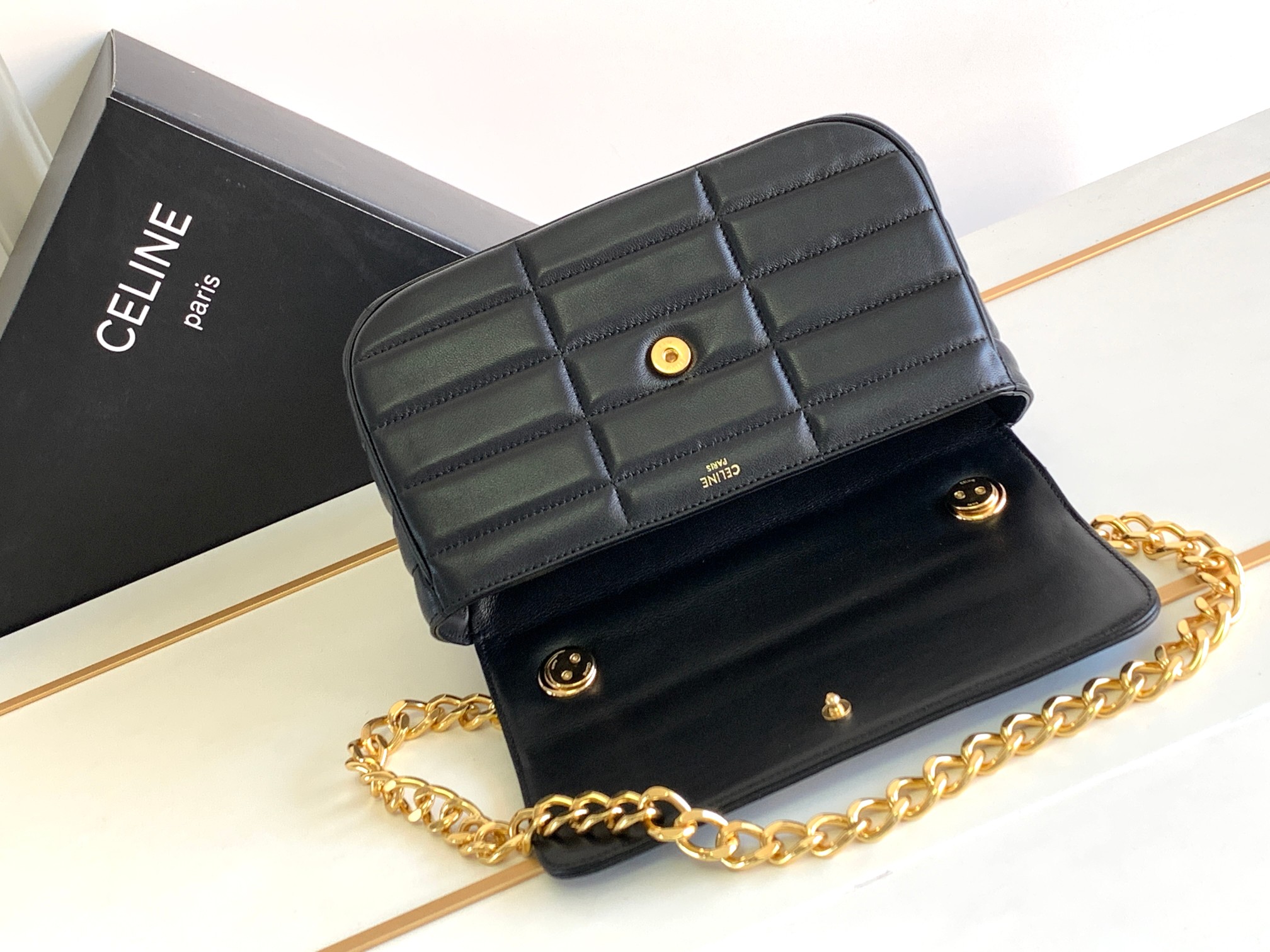 ce**e chain shoulder bag matelasse monoCh*0me