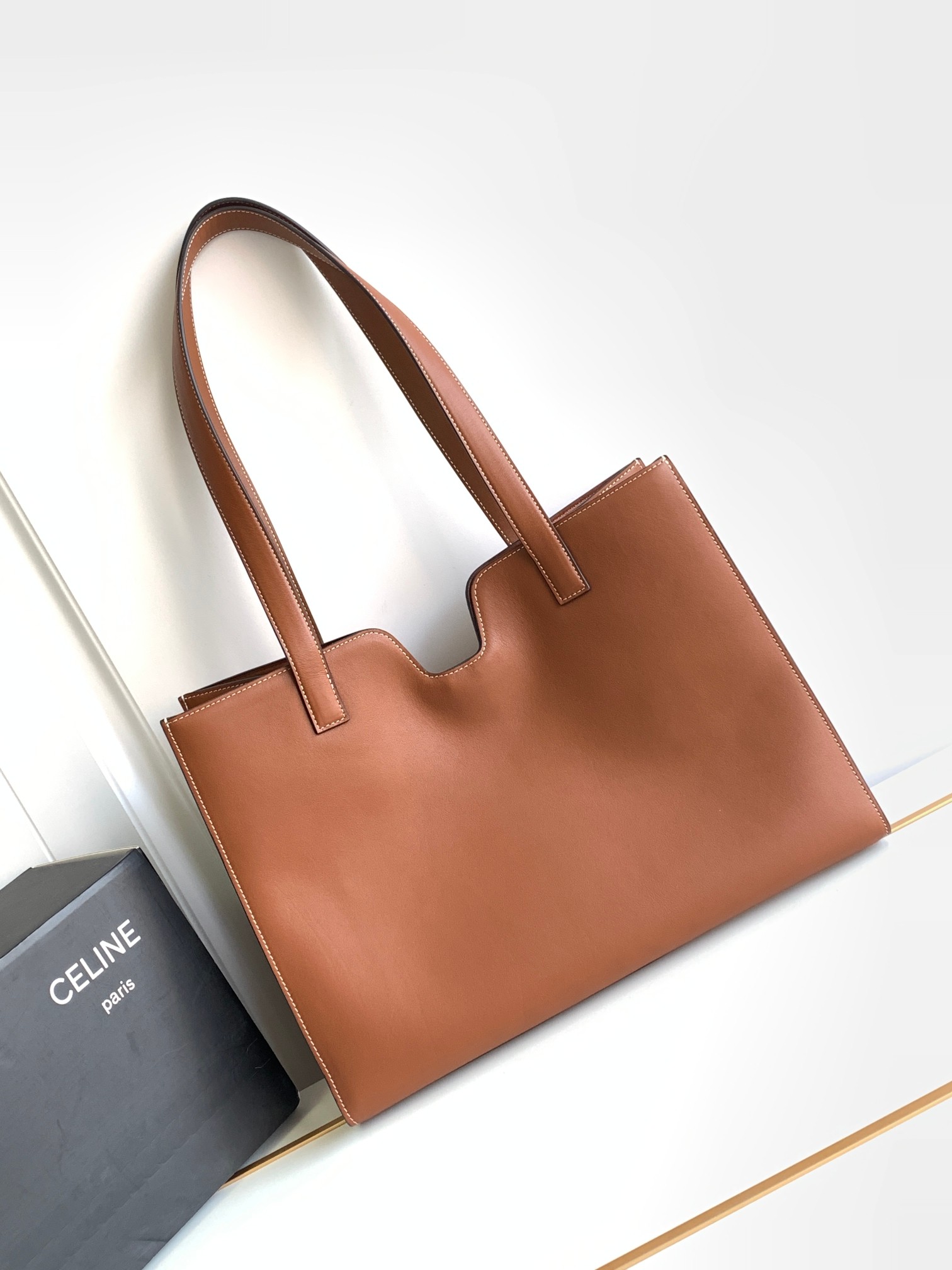 Ce**e cabas 16 in smooth calfskin limestone