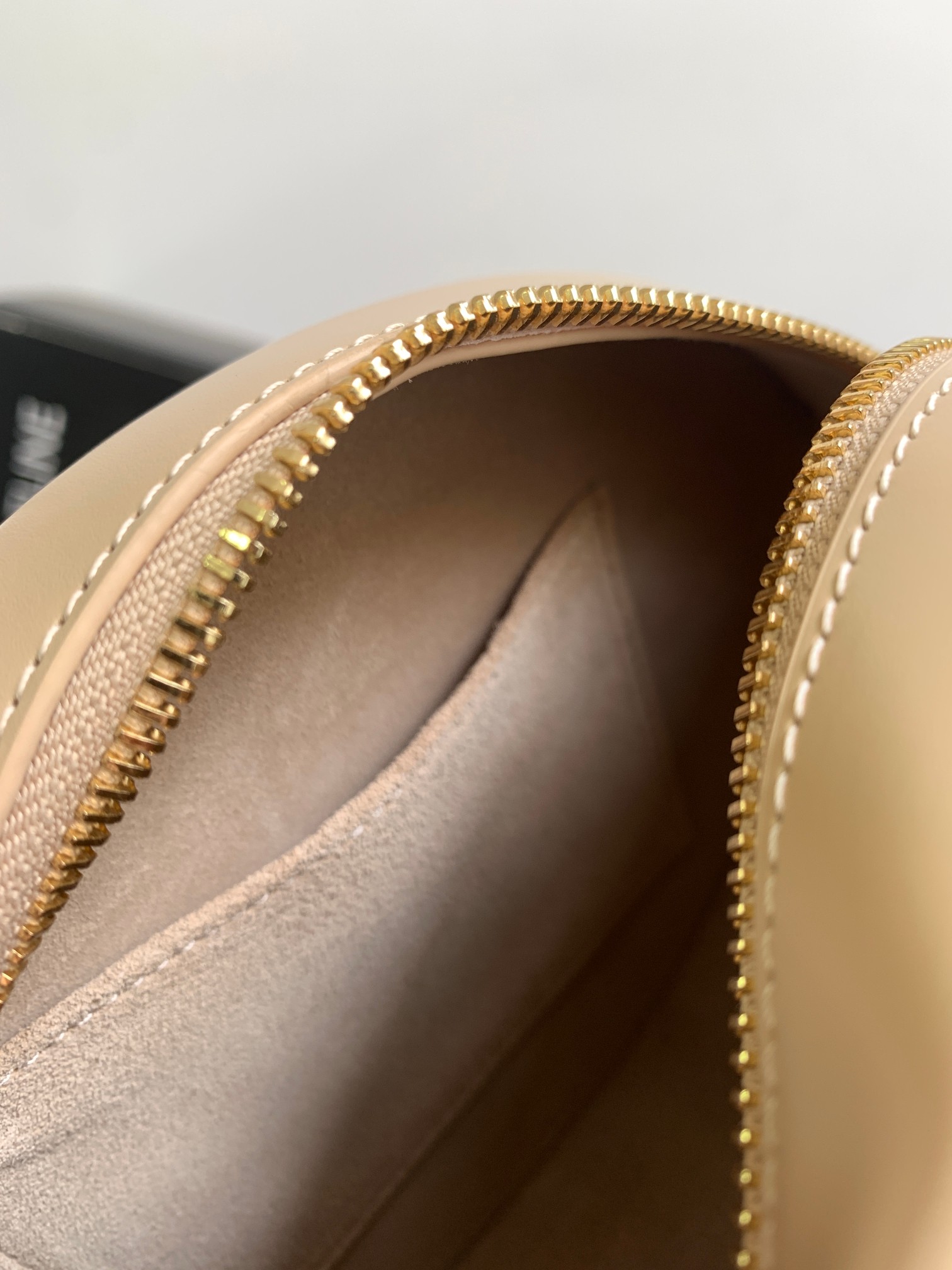 Ce**e oval bag cuir triomphe