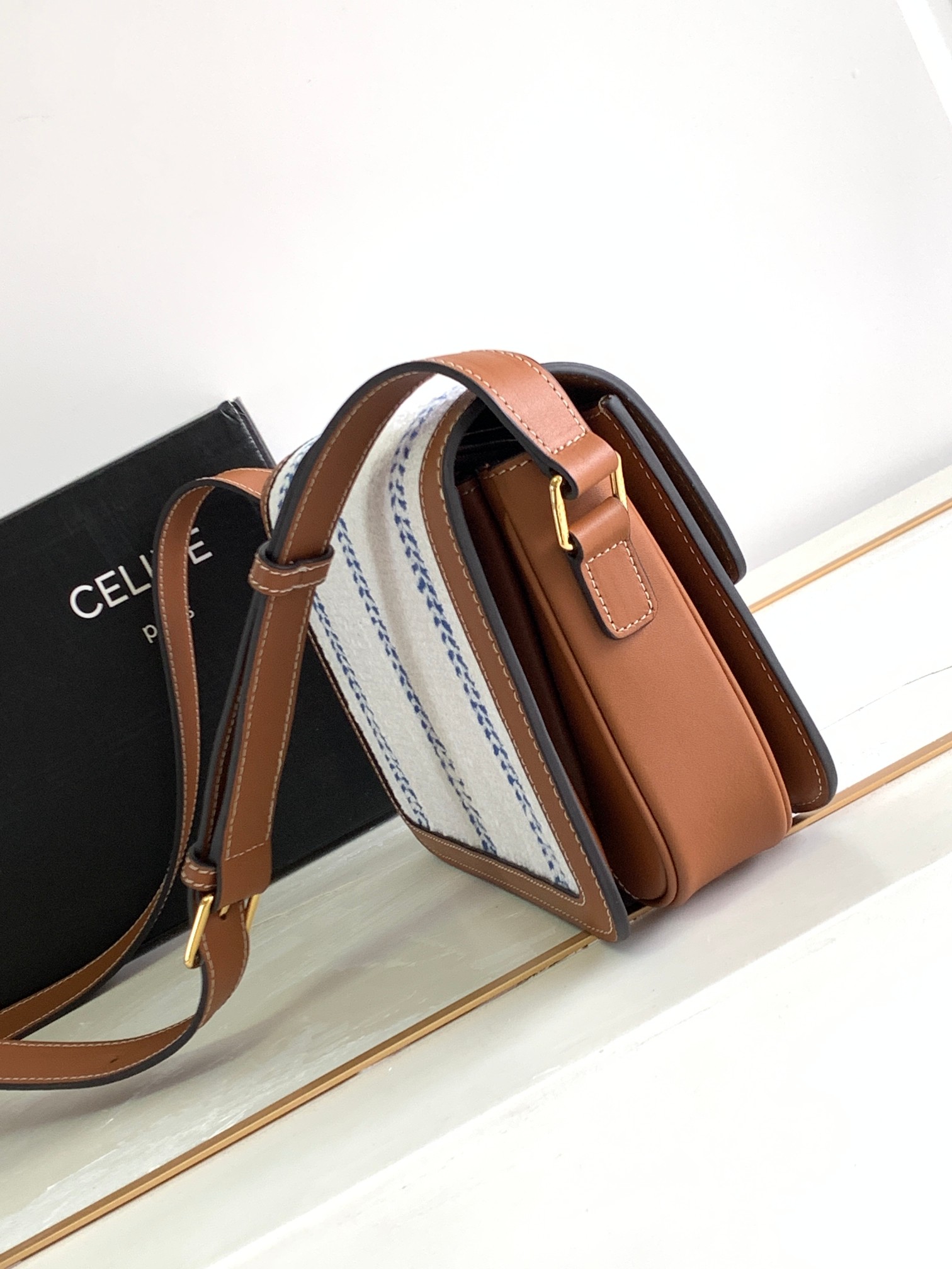 Ce**e classique triomphe bag