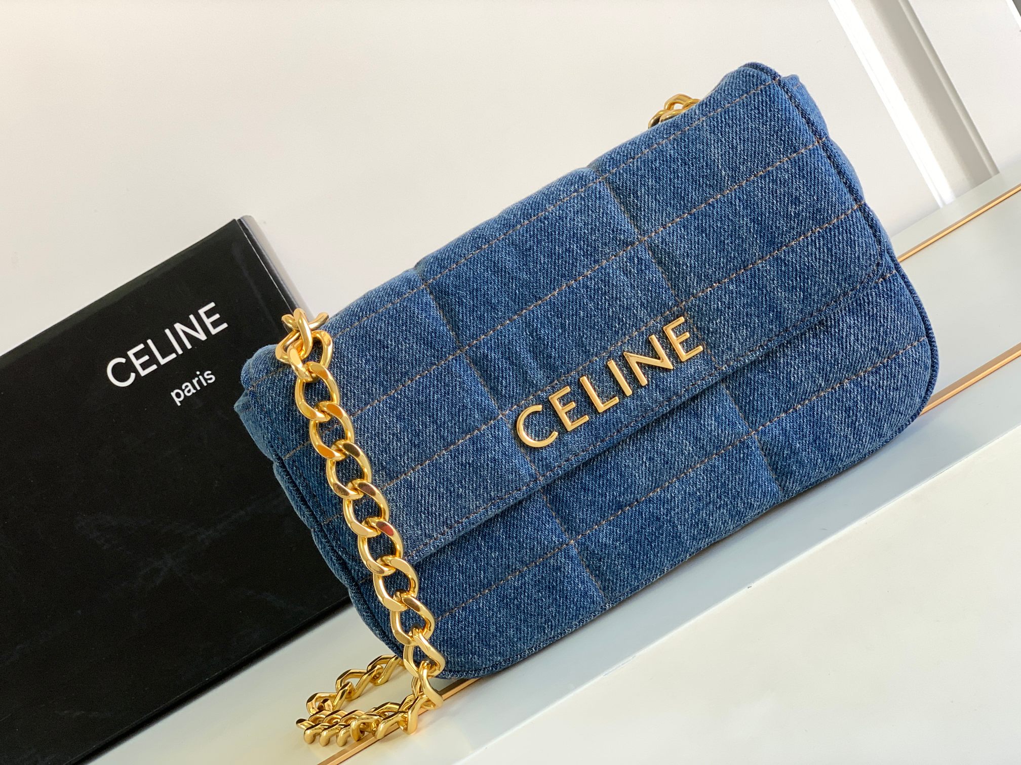 ce**e chain shoulder bag matelasse monoCh*0me