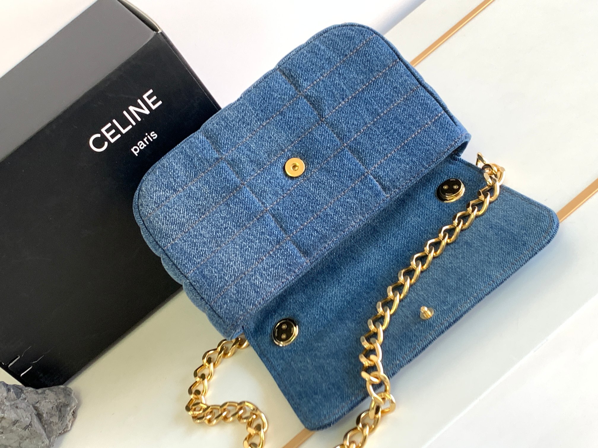 ce**e chain shoulder bag matelasse monoCh*0me