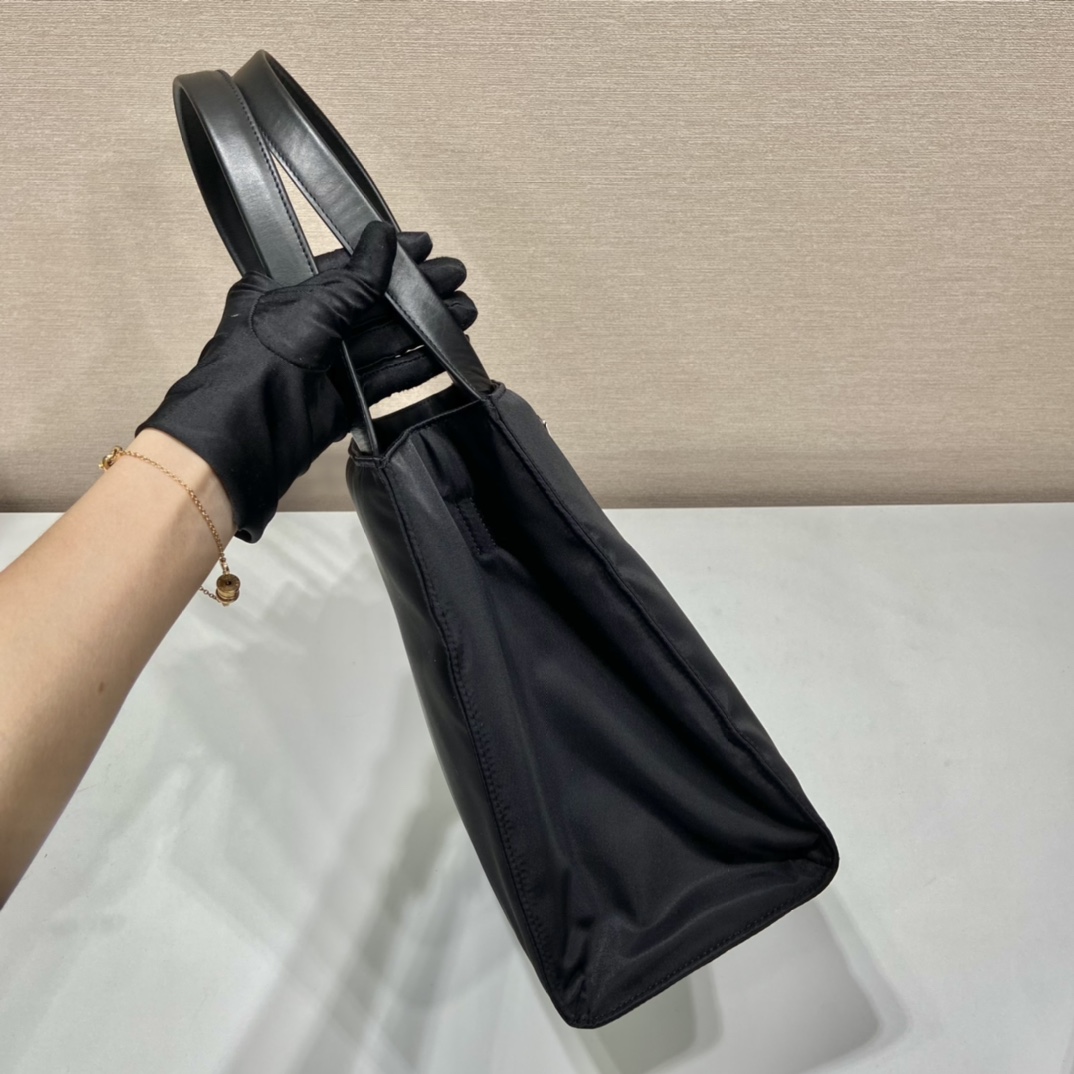 Pra*a black re-nylon padded tote bag