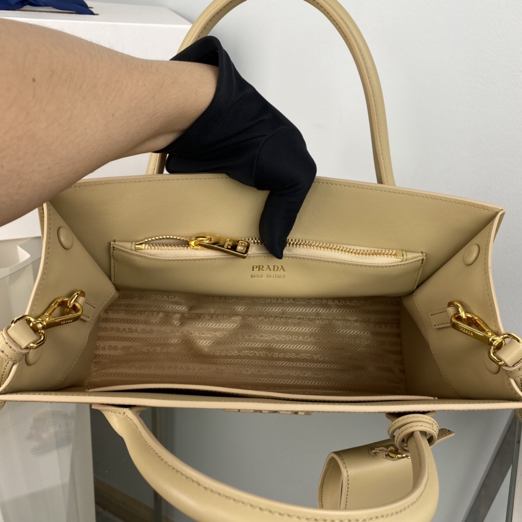 pra*a monoCh*0me medium saffiano bag