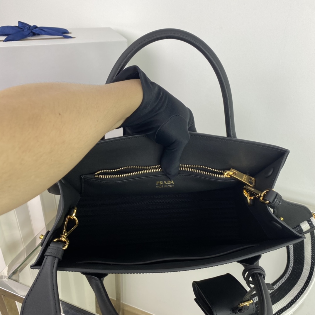 pra*a monoCh*0me medium saffiano bag