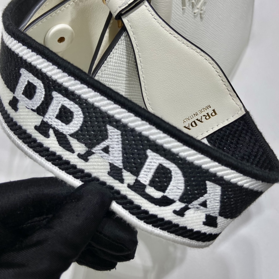 pra*a monoCh*0me medium saffiano bag