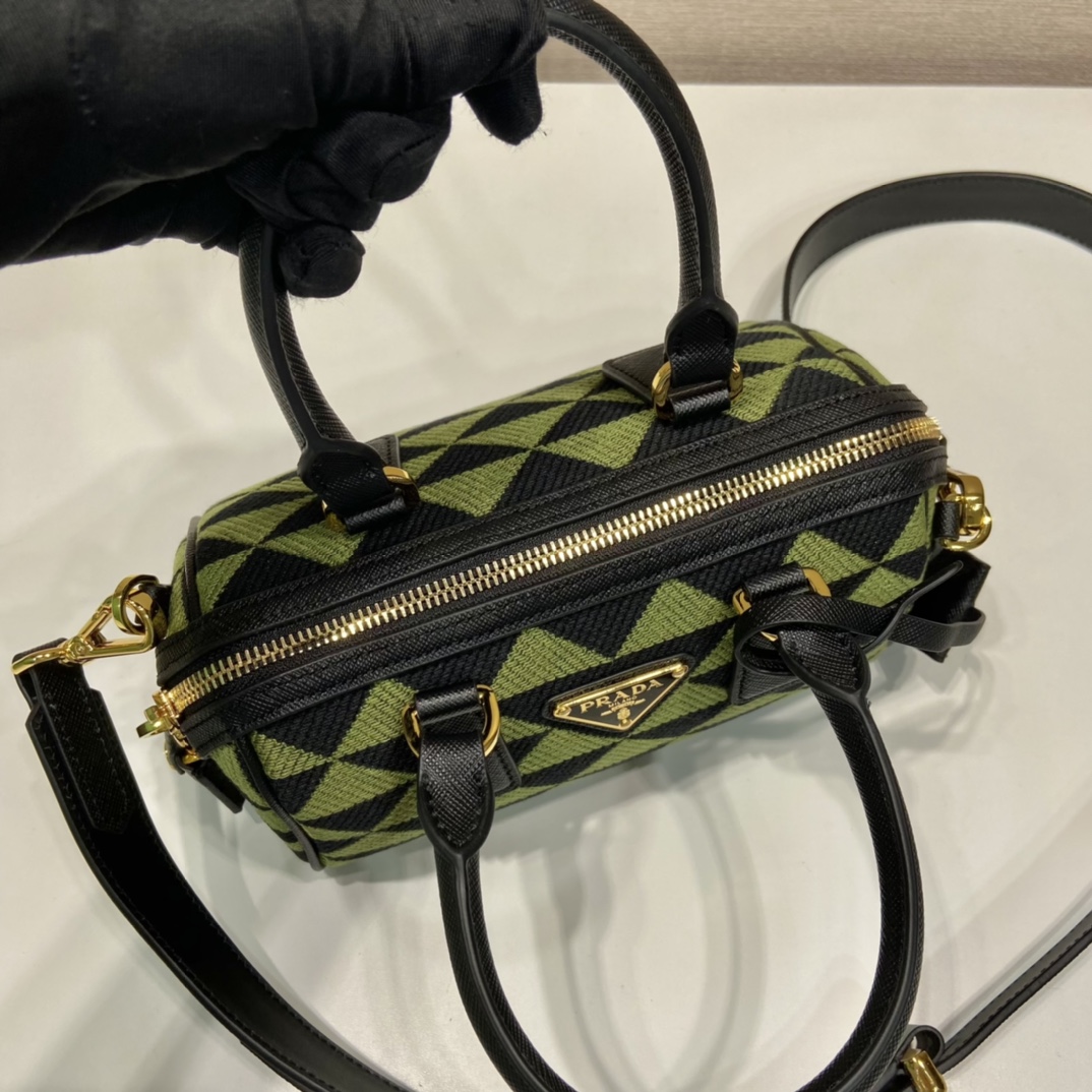 Pra*a boston bag