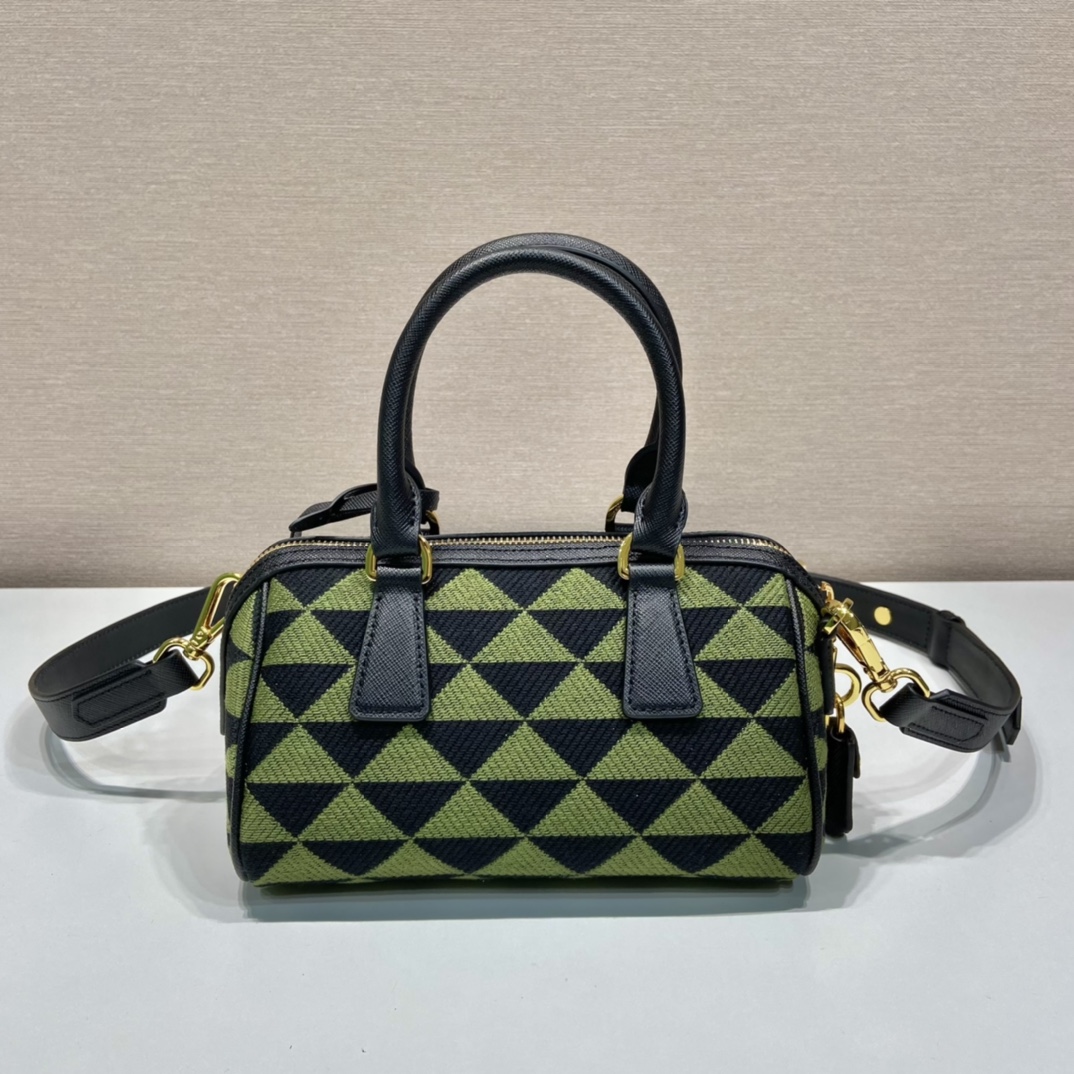 Pra*a boston bag