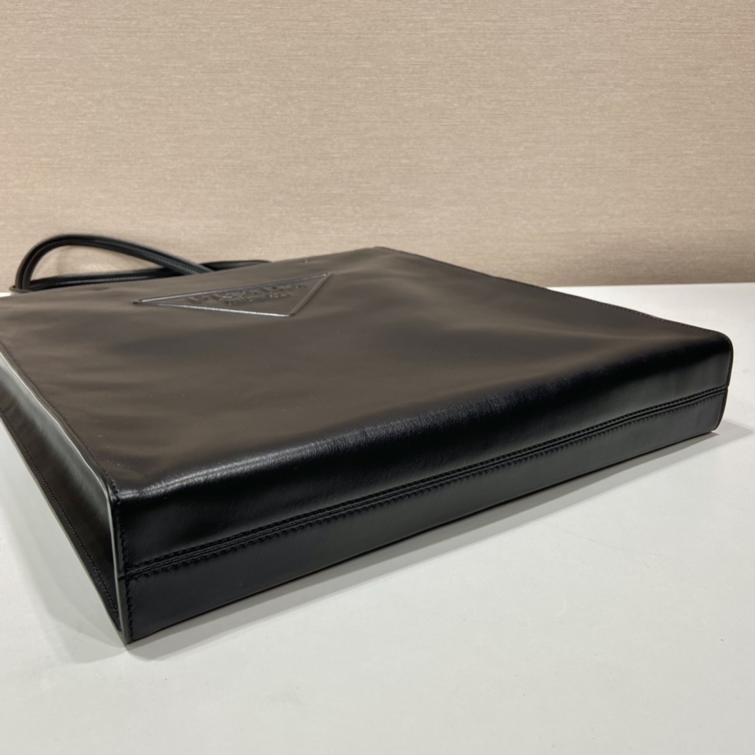 Pra*a leather tote bag