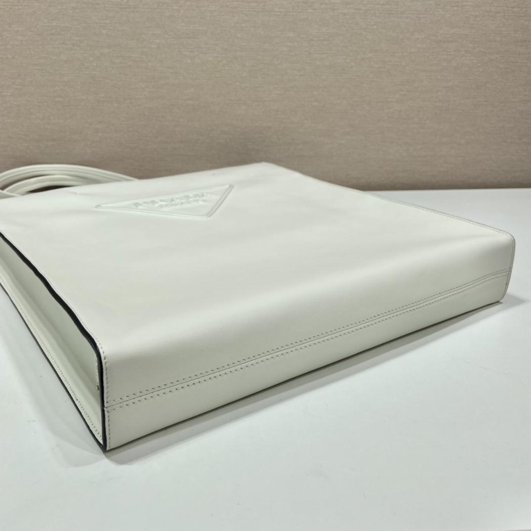 Pra*a leather tote bag