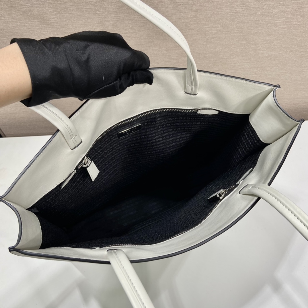 Pra*a leather tote bag