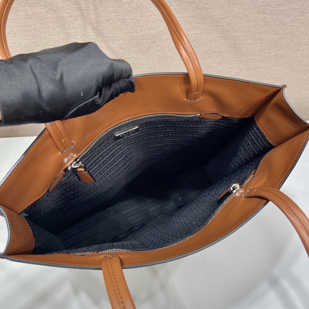 Pra*a leather tote bag