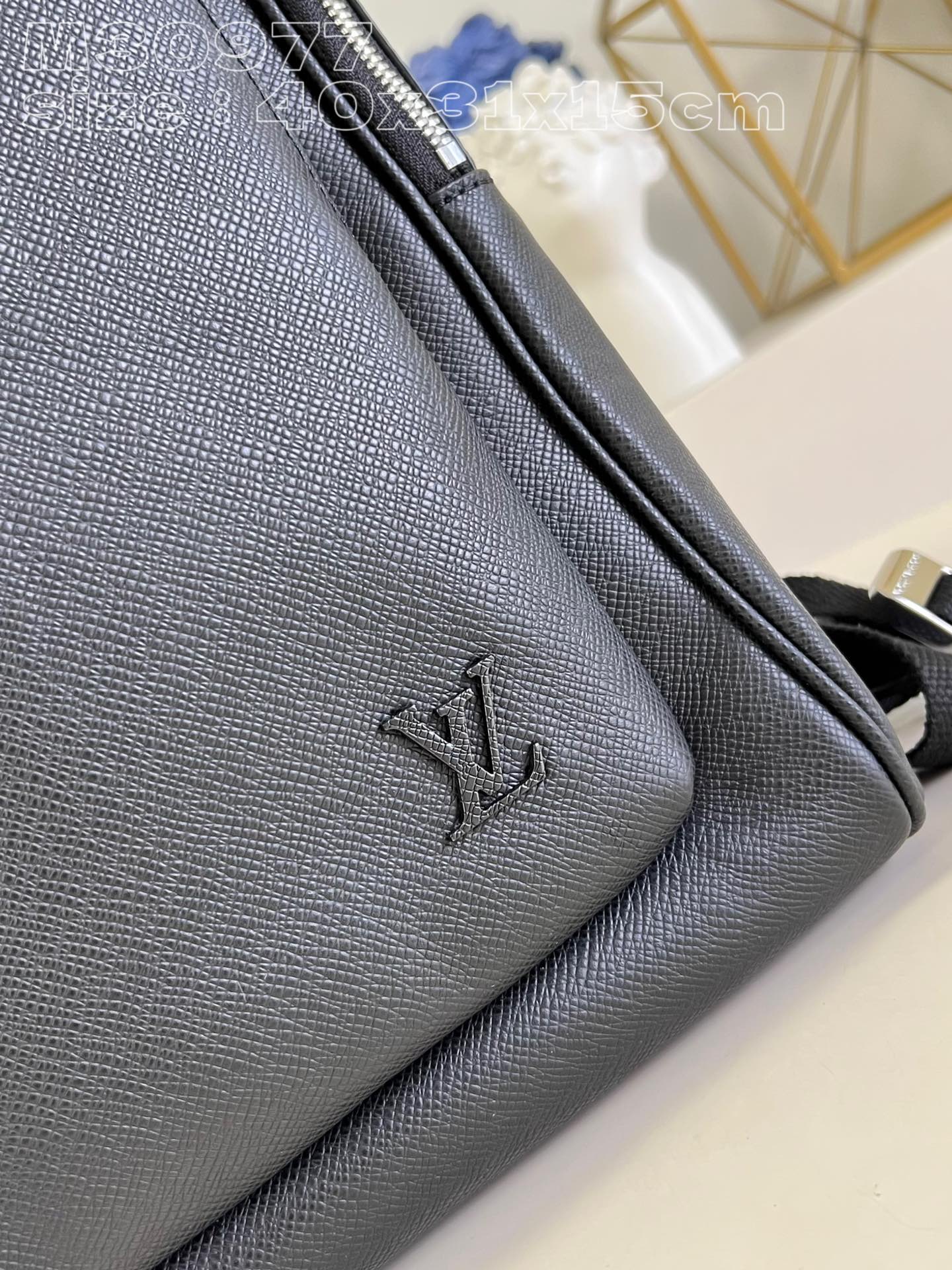 l**is V*t*n avenue backpack
