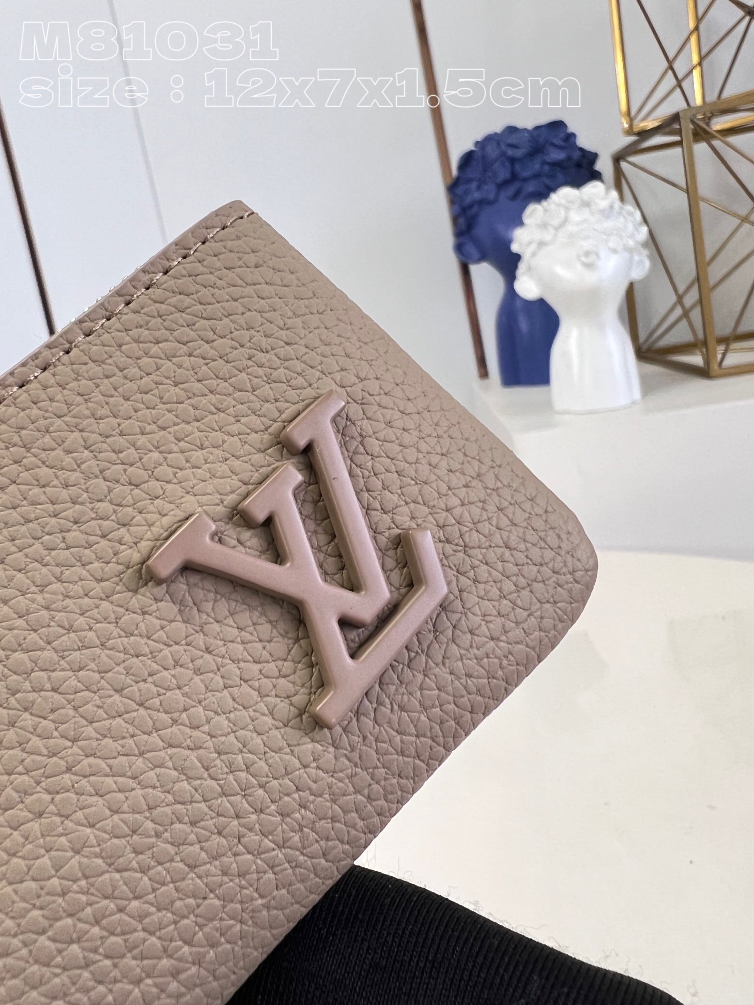 l**is V*t*n key pouch