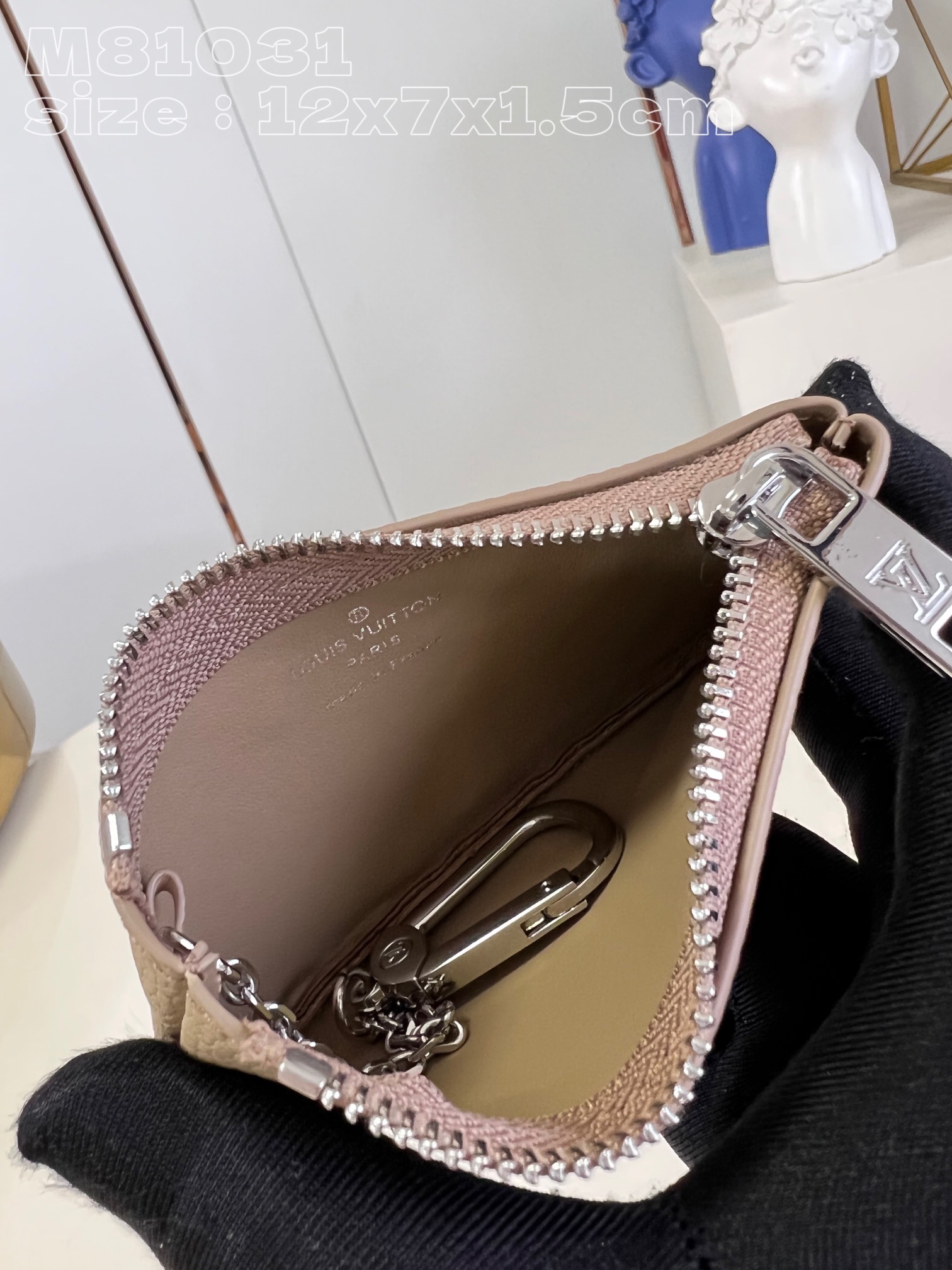 l**is V*t*n key pouch