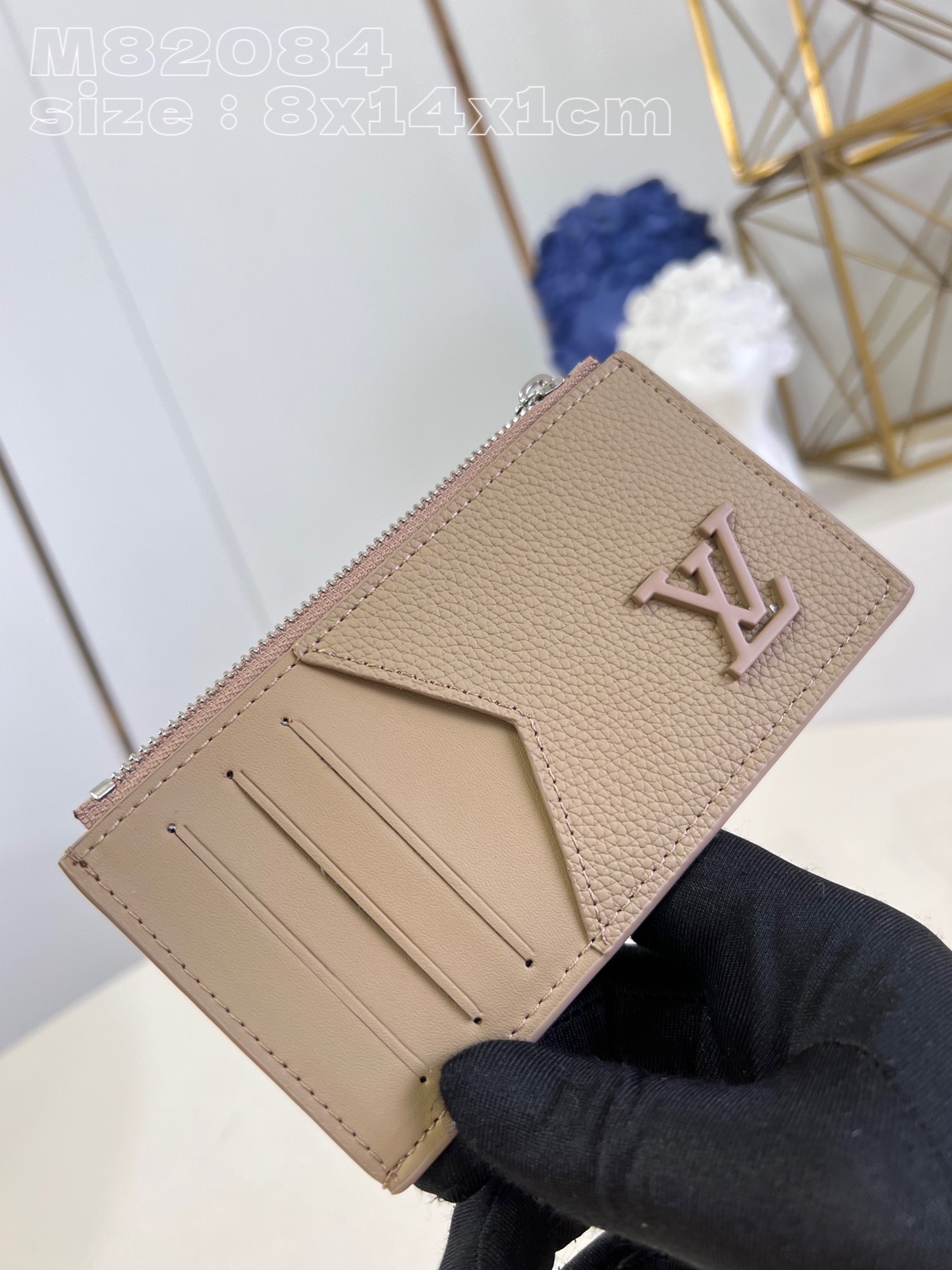 l**is V*t*n coin card holder