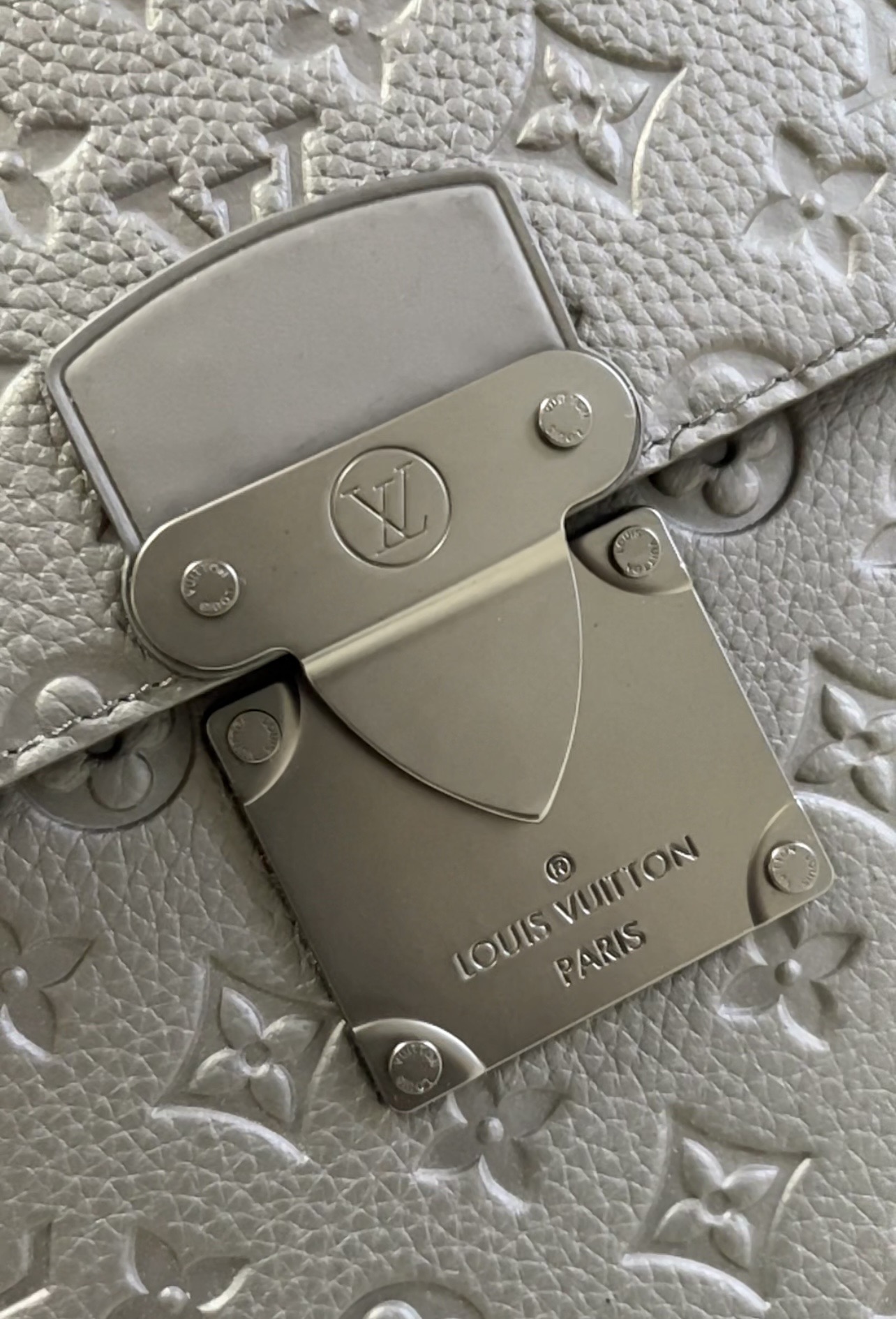 l**is V*t*n s lock briefcase