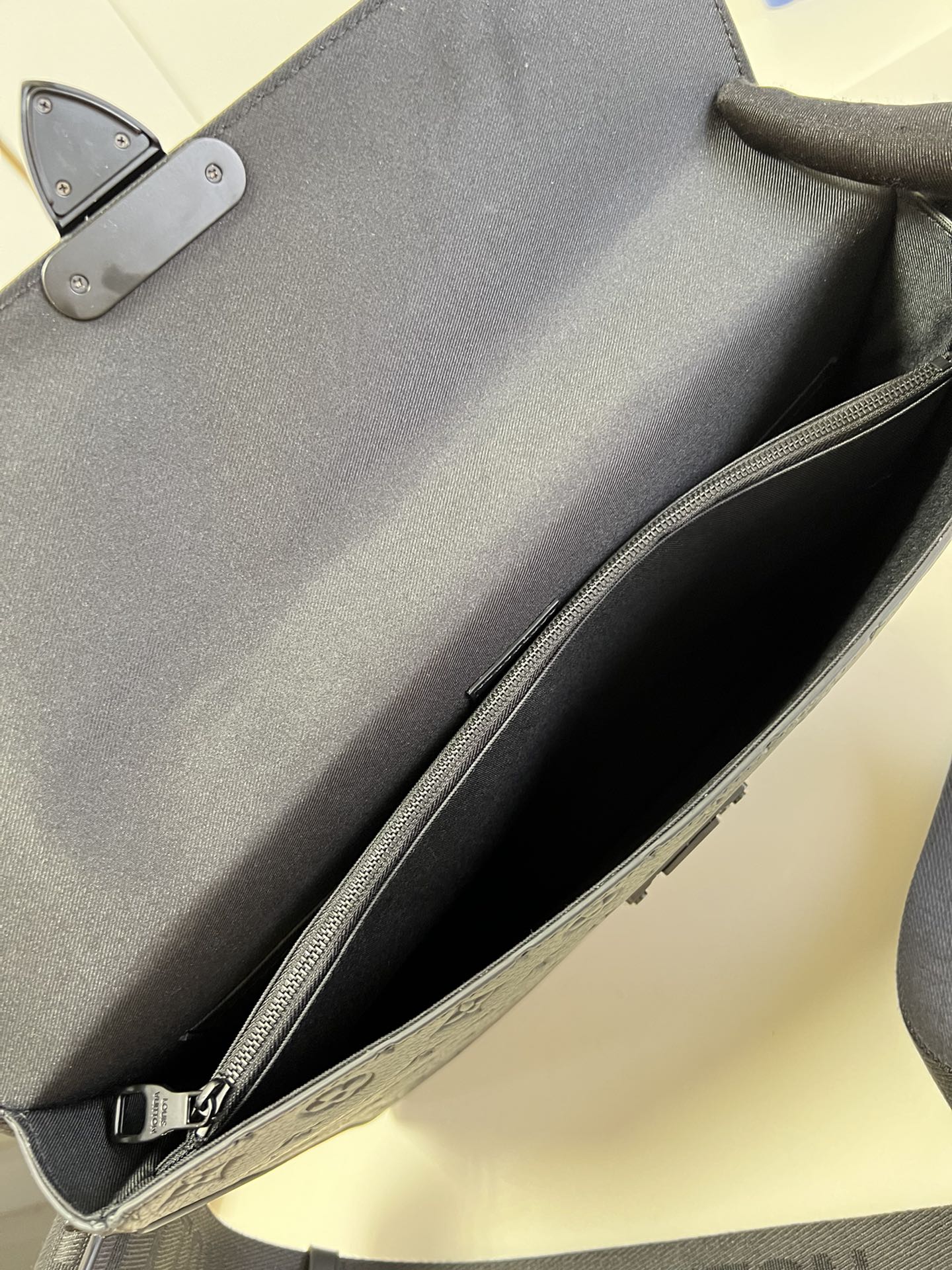 l**is V*t*n s lock briefcase