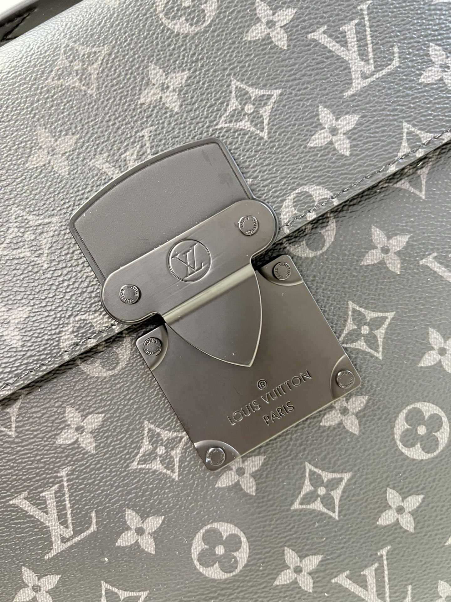 l**is V*t*n s lock briefcase