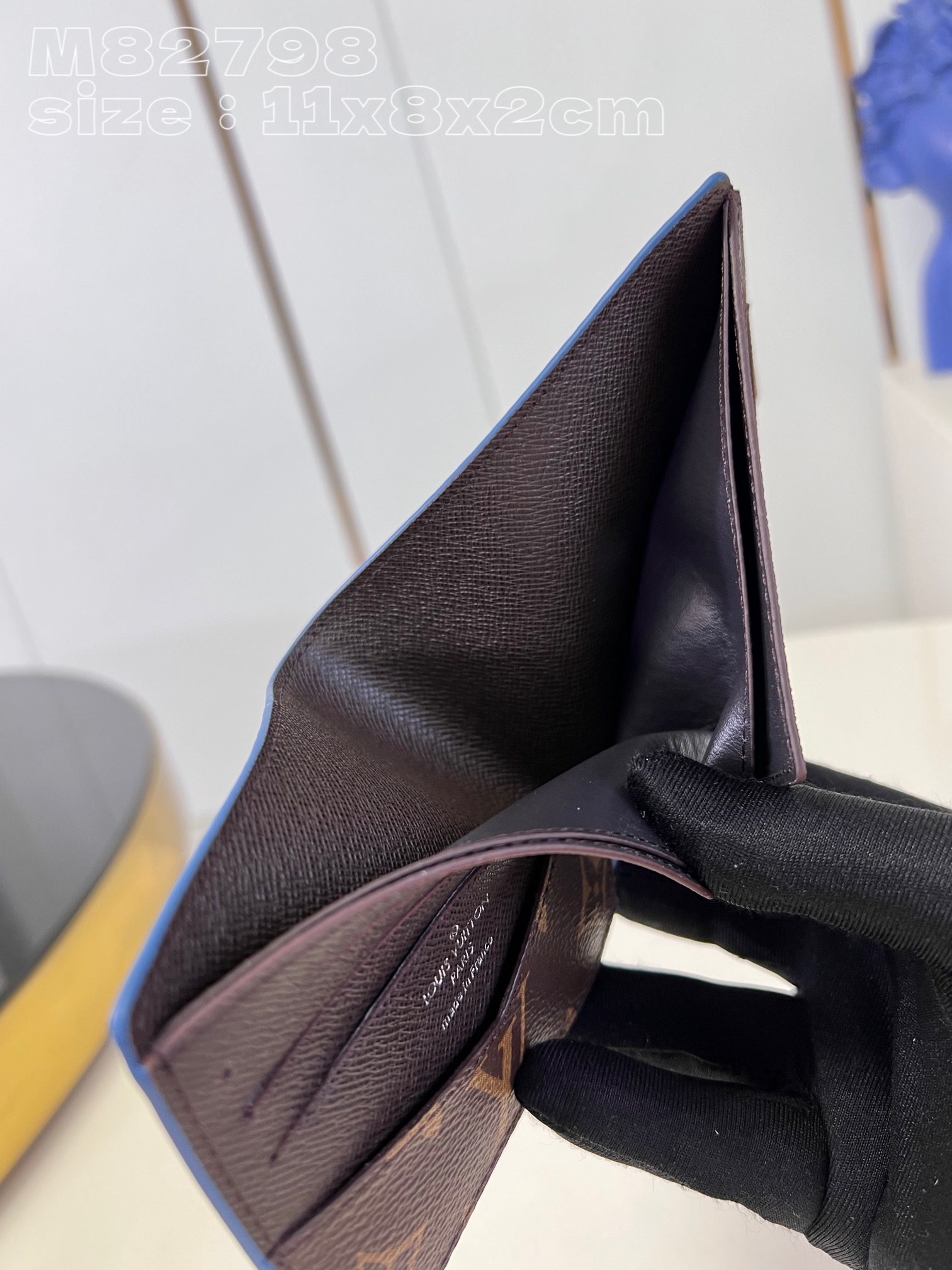 l**is V*t*n slender wallet