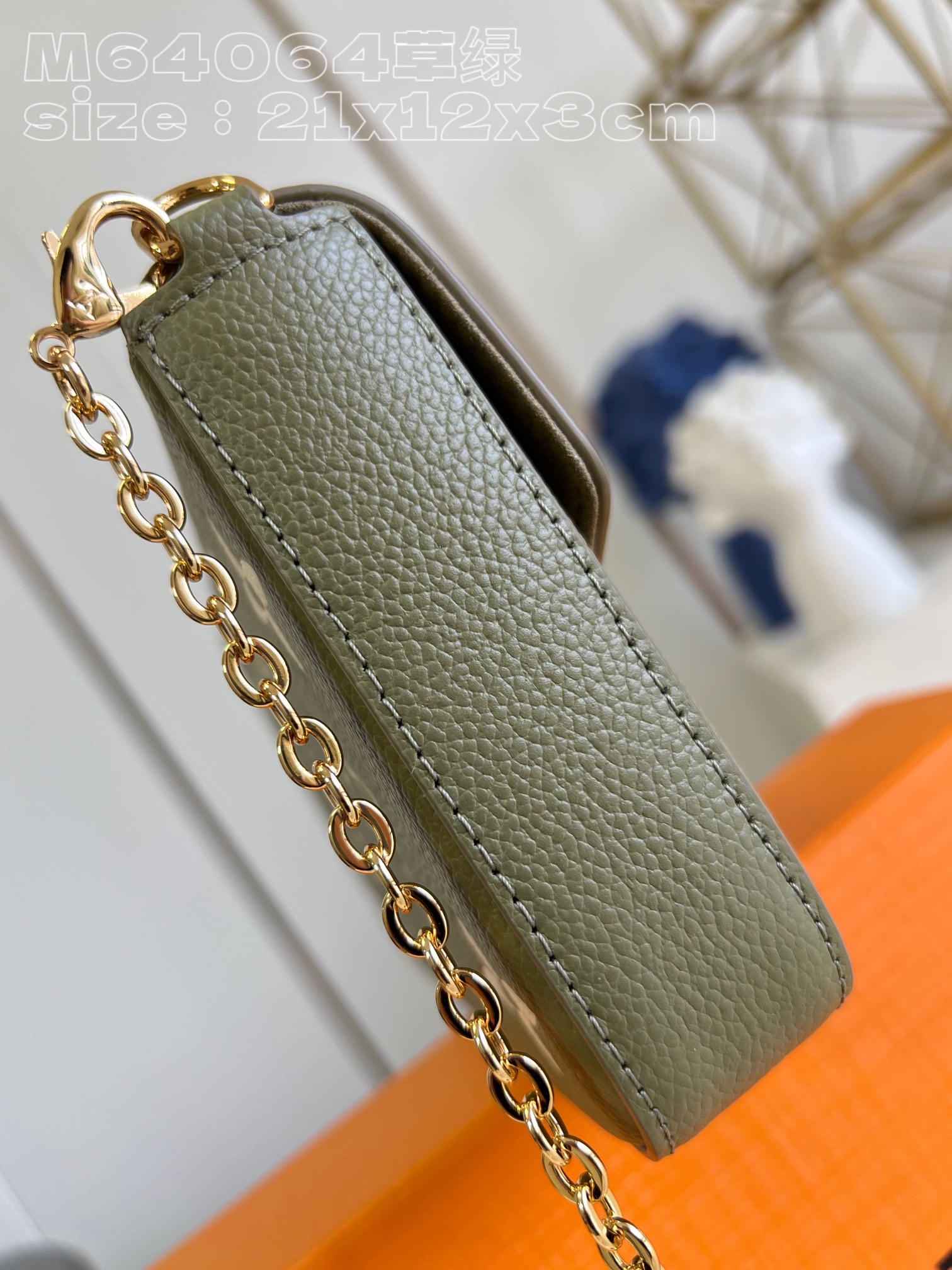 l**is V*t*n pochette félicie
